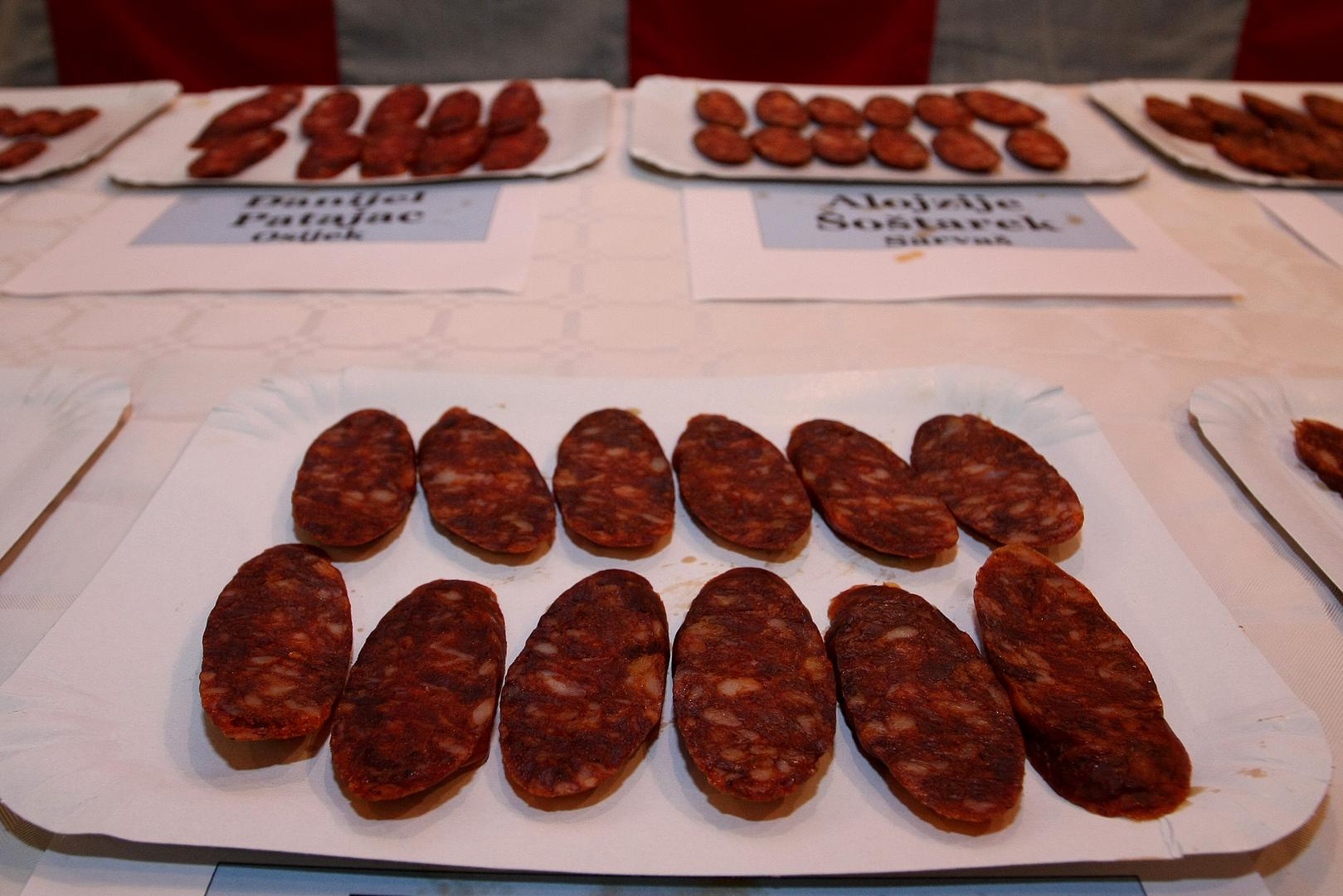 42. Slavonska kobasica - trajna kobasica proizvedena od usitnjenog svinjskog mesa i slanine, pri čemu udio mesa iznosi najmanje 70%. Dodaje joj se kuhinjska sol i začini, nadijeva se u svinjsko tanko crijevo i podvrgava procesima fermentacije, dimljenja, sušenja i zrenja