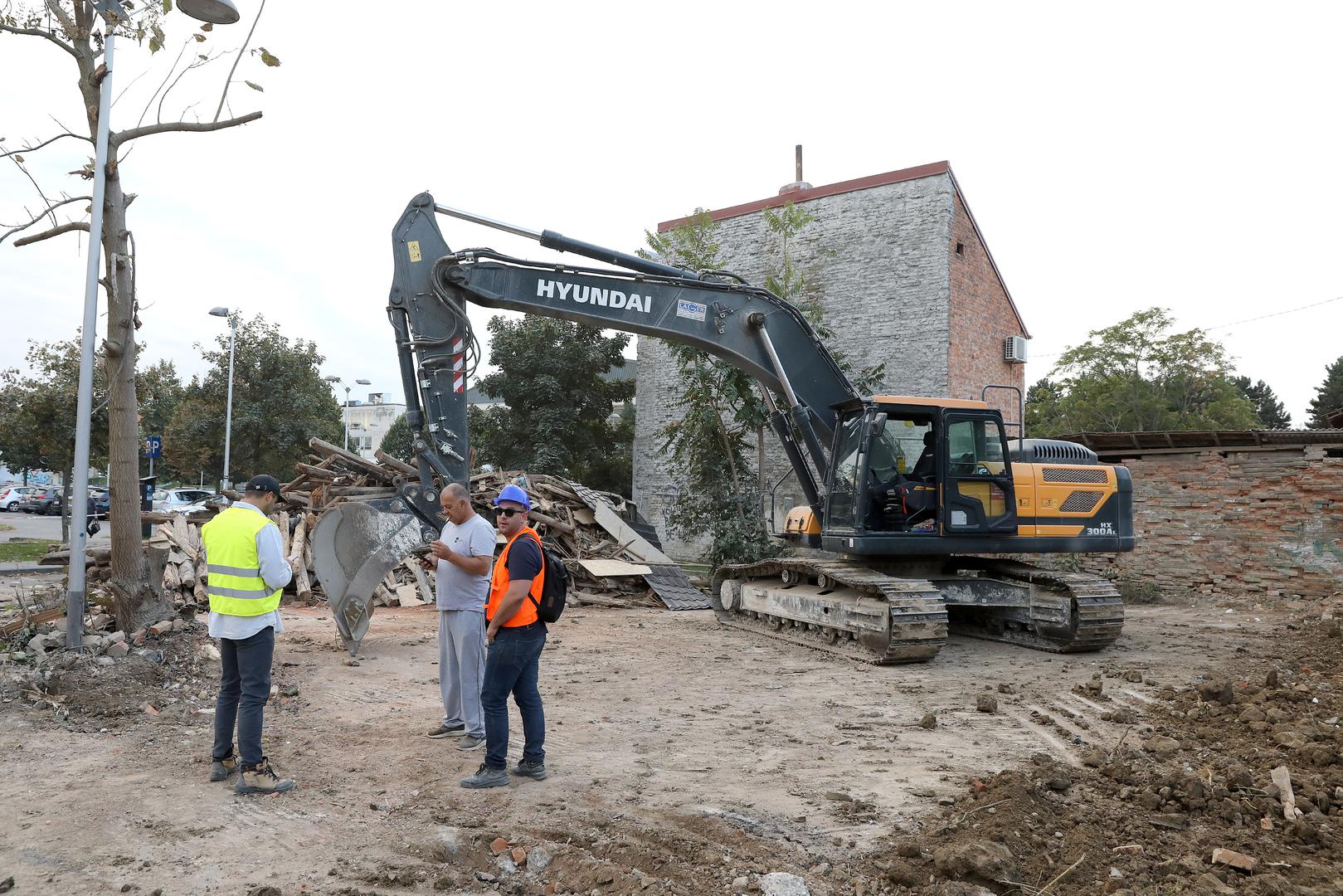 Desetak  dana trajalo je rušenje derutne zgrade u Paromlinskoj 17. Radove je otežao pronalazak podzemne prostorije na koju se nije računalo 