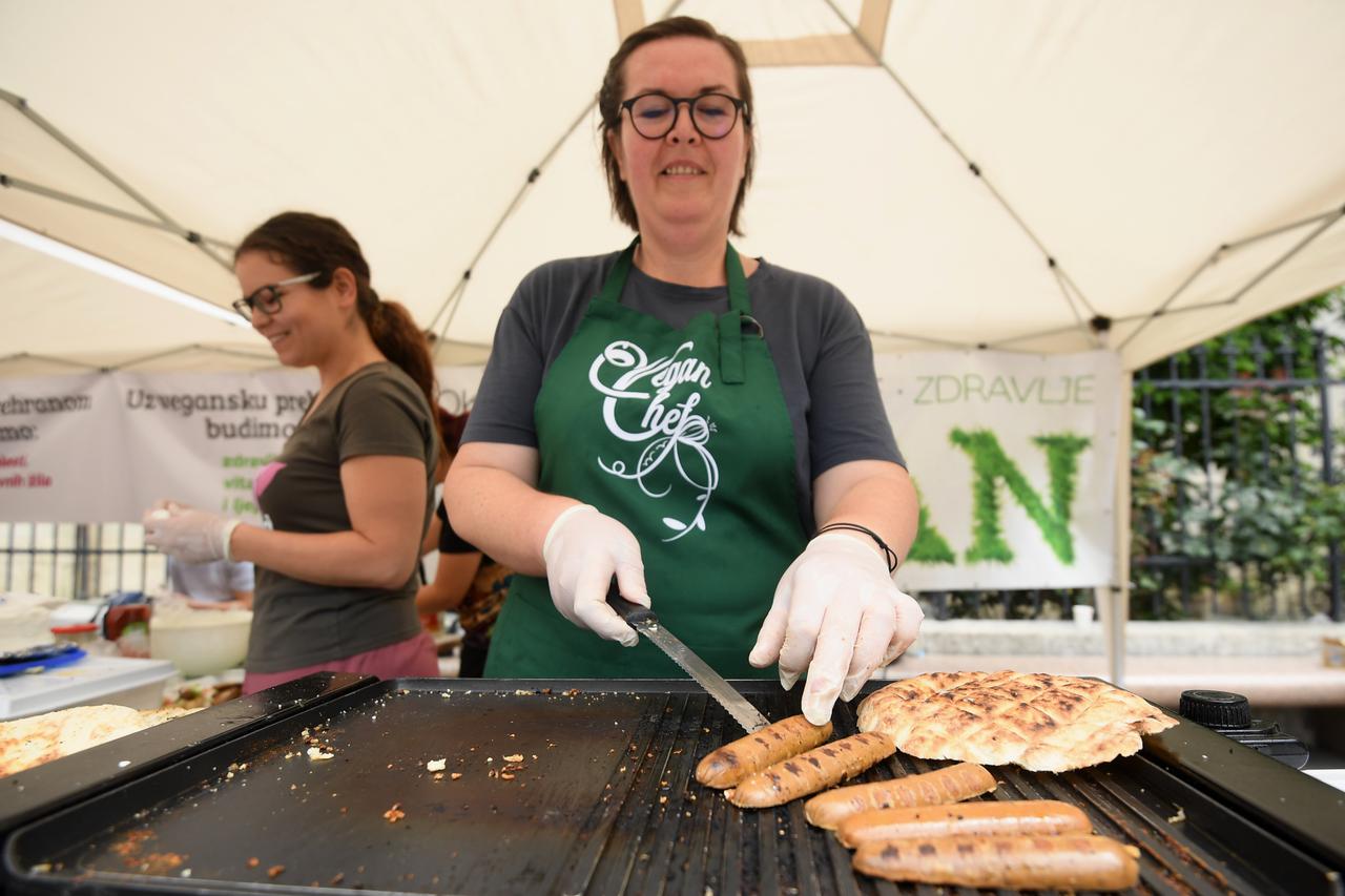 Zagreb: Prijatelji životinja na Trgu pripremali veganski burger