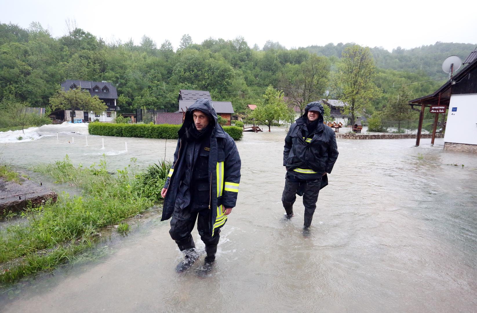 Zbog visokog vodostaja rijeke Korane dio sela Korana u NP Plitvička jezera potpuno je odsječeno