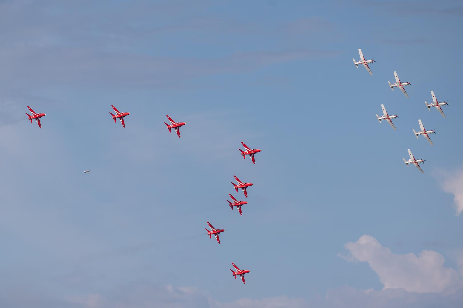 Red Arrowsi iz sastava ratnog zrakoplovstva Ujedinjene Kraljevine Velike Britanije i Sjeverne Irske i ove su godine posjetili Krila Oluje u vojarni "Pukovnik Mirko Vukušić" u Zemuniku Donjem, gdje do 26. travnja zajedno uvježbavaju letački program i razmjenjuju iskustava.
