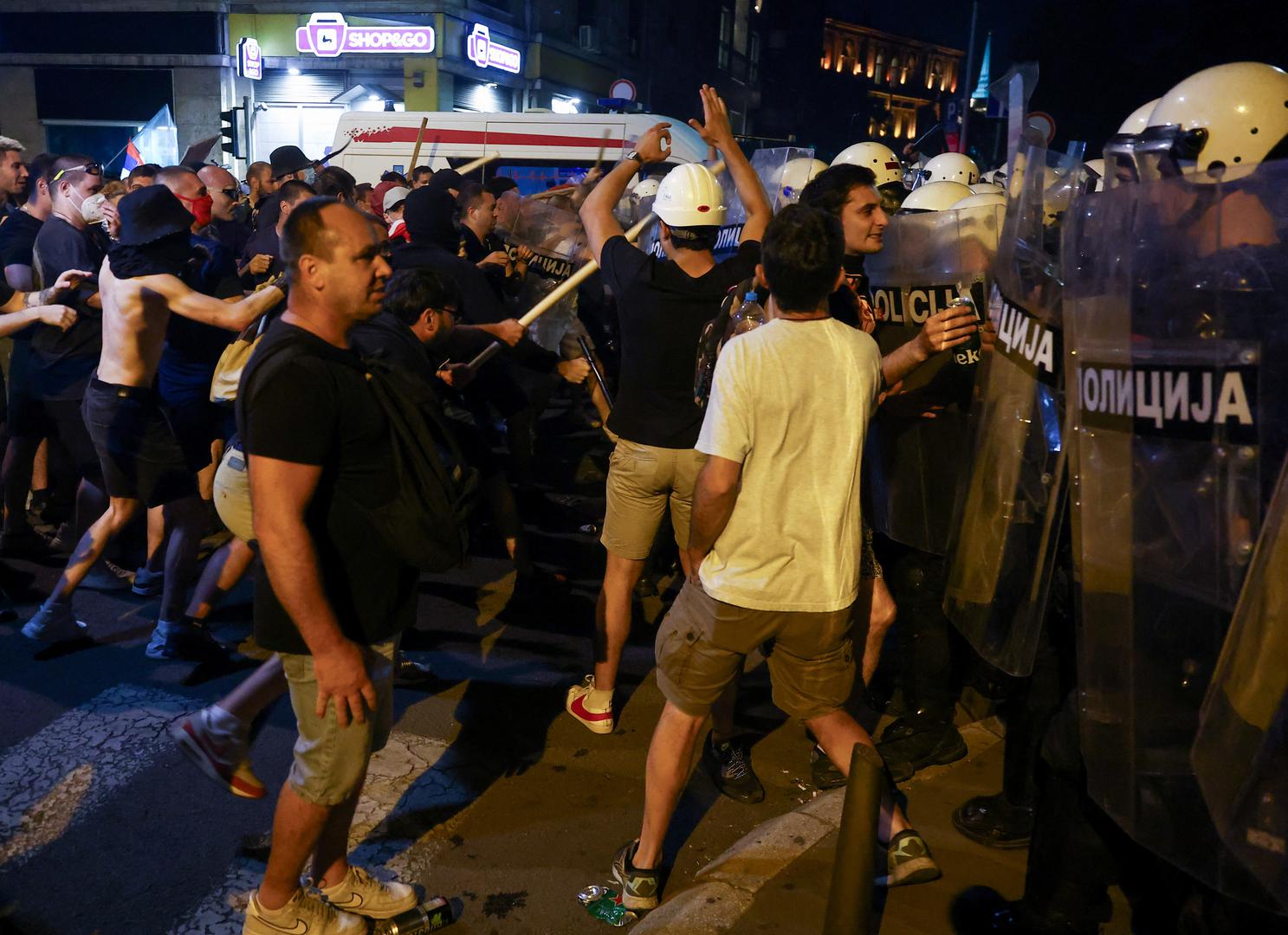 Situacija u središtu Beograda smirila se nakon nekoliko sati intervencije, iako su neke ulice ostale zatvorene. 