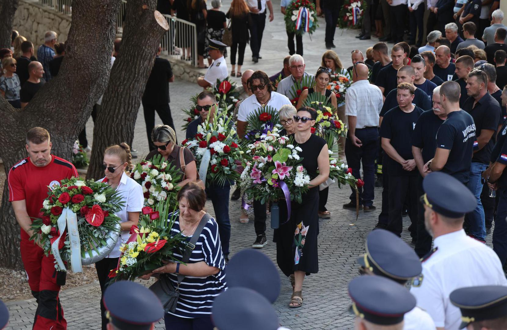 U Omišu je iza sebe ostavio snažan trag, a njegovi sugrađani ističu da će ga pamtiti upravo po djelima kojima je pomagao drugima. "To je čovjek koji je zbilja, za sirotinju, za pomoć, za učinit. Zbilja je prva liga, i bez obzira što je moj rođak - malo ko će se rodit ka šta se on rodija", navodi Ancija Ribičić Rogošić iz Omiša.


