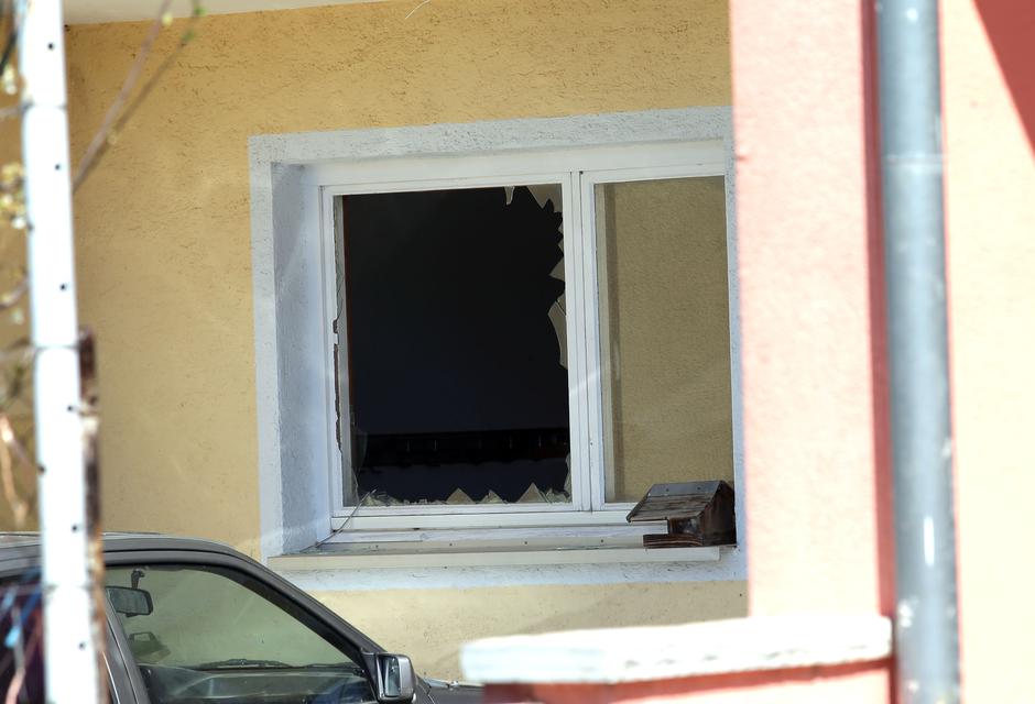 ?ista Velika: Ujak optuženog za ubojstvo oca i majke s policijom ispred ku?e tijekom o?evida