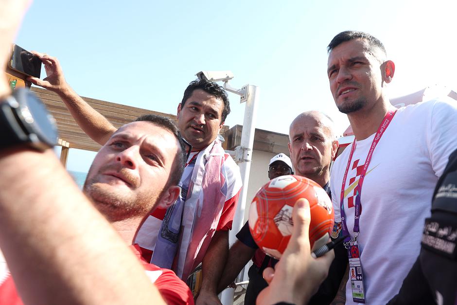KATAR 2022 - Dejan Lovren i Lovro Majer podijelil autograme navijačima ispred hotela Hilton