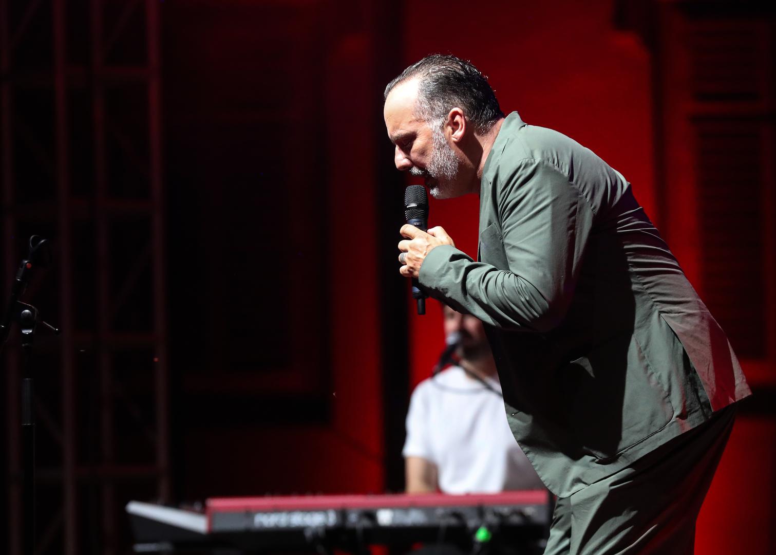 Tony je već u prvim minutama koncerta digao publiku na noge koja je neumorno pjevala s njim u glas.