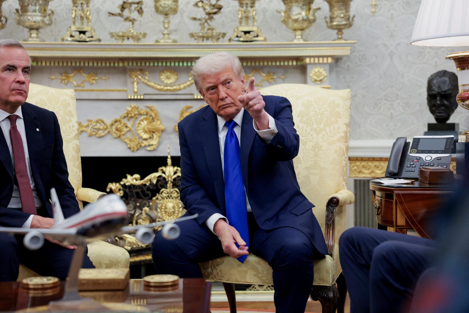 Ipak, promatrači su primijetili nekoliko javnih nastupa u kojima je Trump djelovao nesigurno ili nije mogao hodati ravno. Fotografije su također pokazale nešto što je izgledalo kao modrica na njegovoj desnoj ruci, koju je neuspješno pokušao prikriti nanošenjem neusklađene šminke.