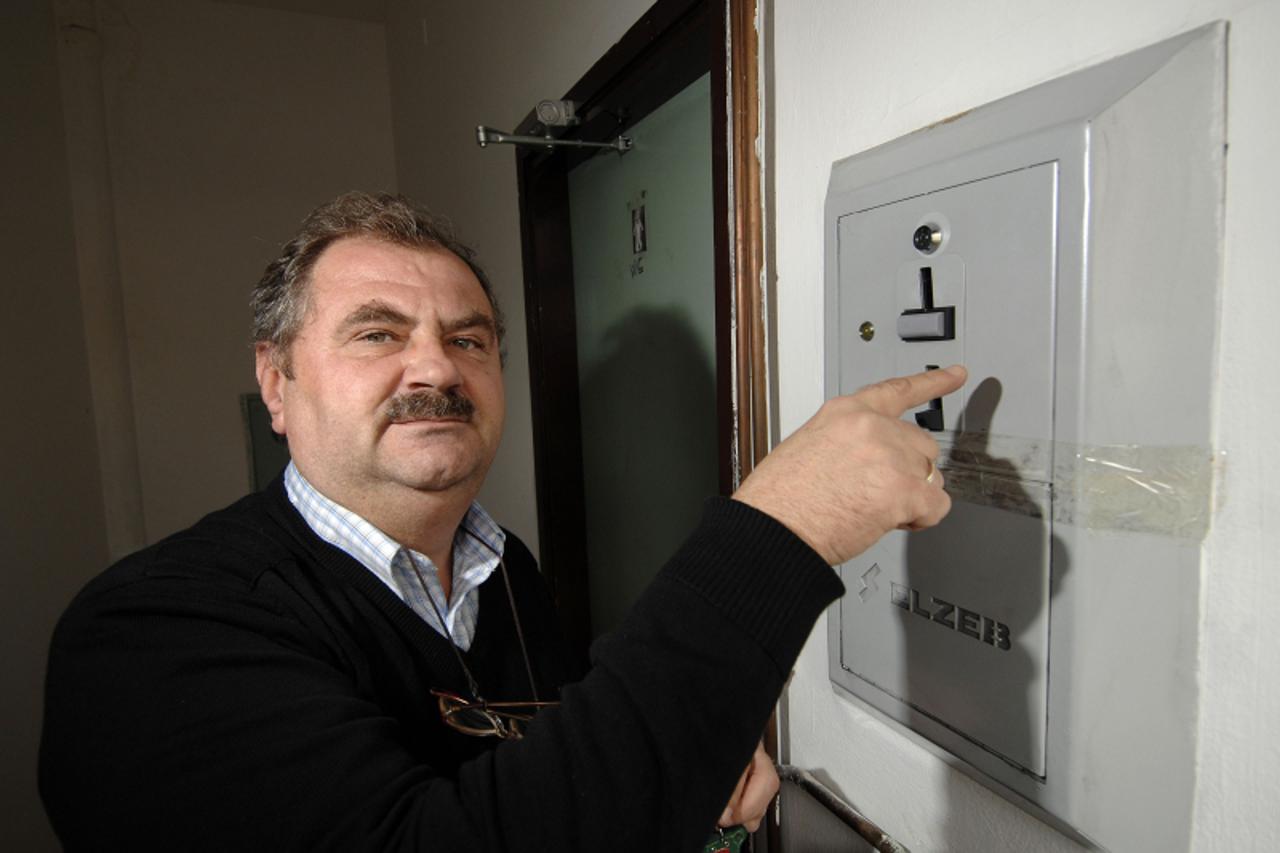 '02.11.2010., Cakovec- Vikend u Medjimurju obiljezile brojne kradje od kojih i kradja 400 kn s javnog wc-a na cakoveckoj trznici. Photo: Vjeran Zganec Rogulja/PIXSELL'