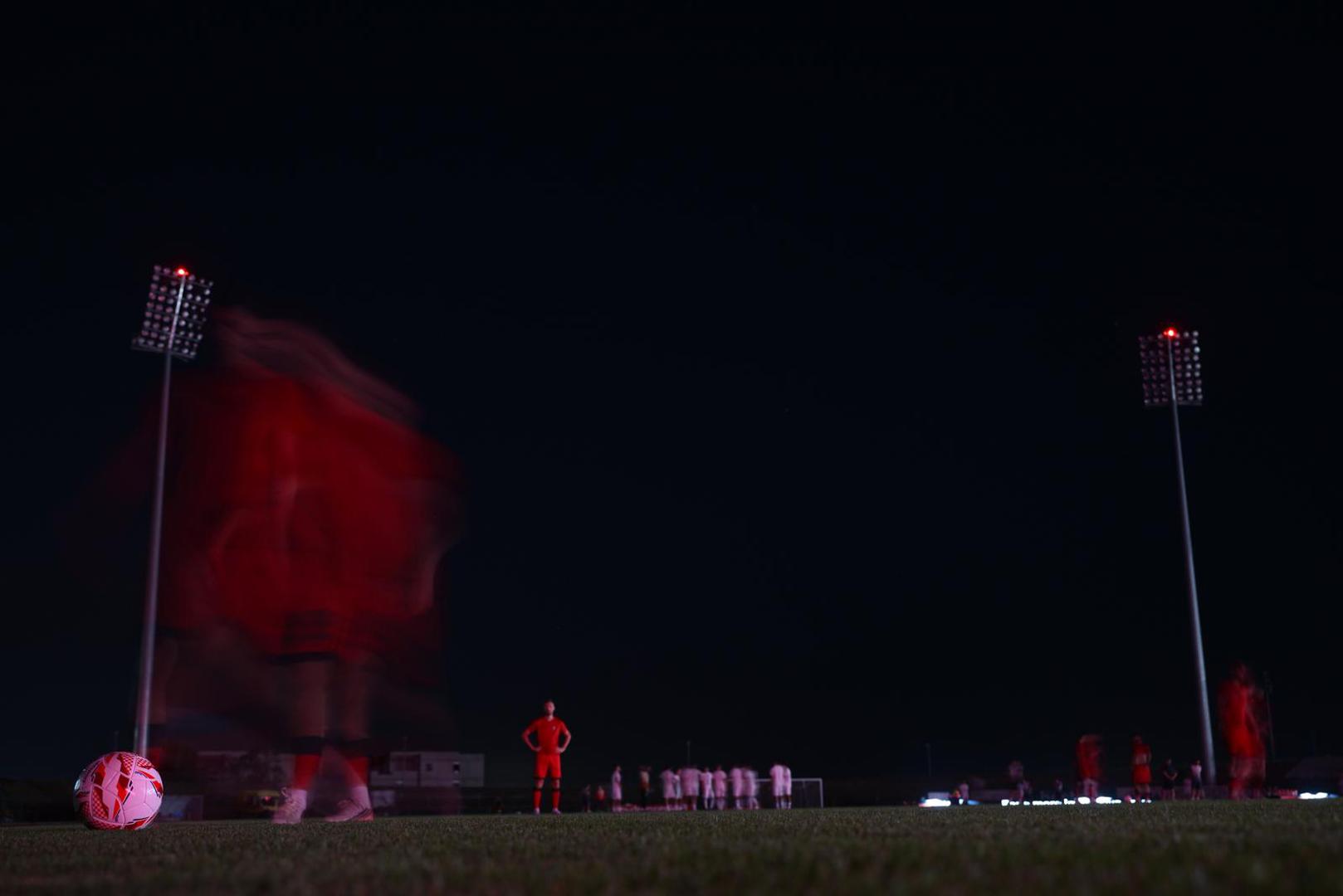 Na stadionu u Velikoj Gorici je mrak jer se pojavio problem u agregatoru koji napaja reflektore stadiona. 
