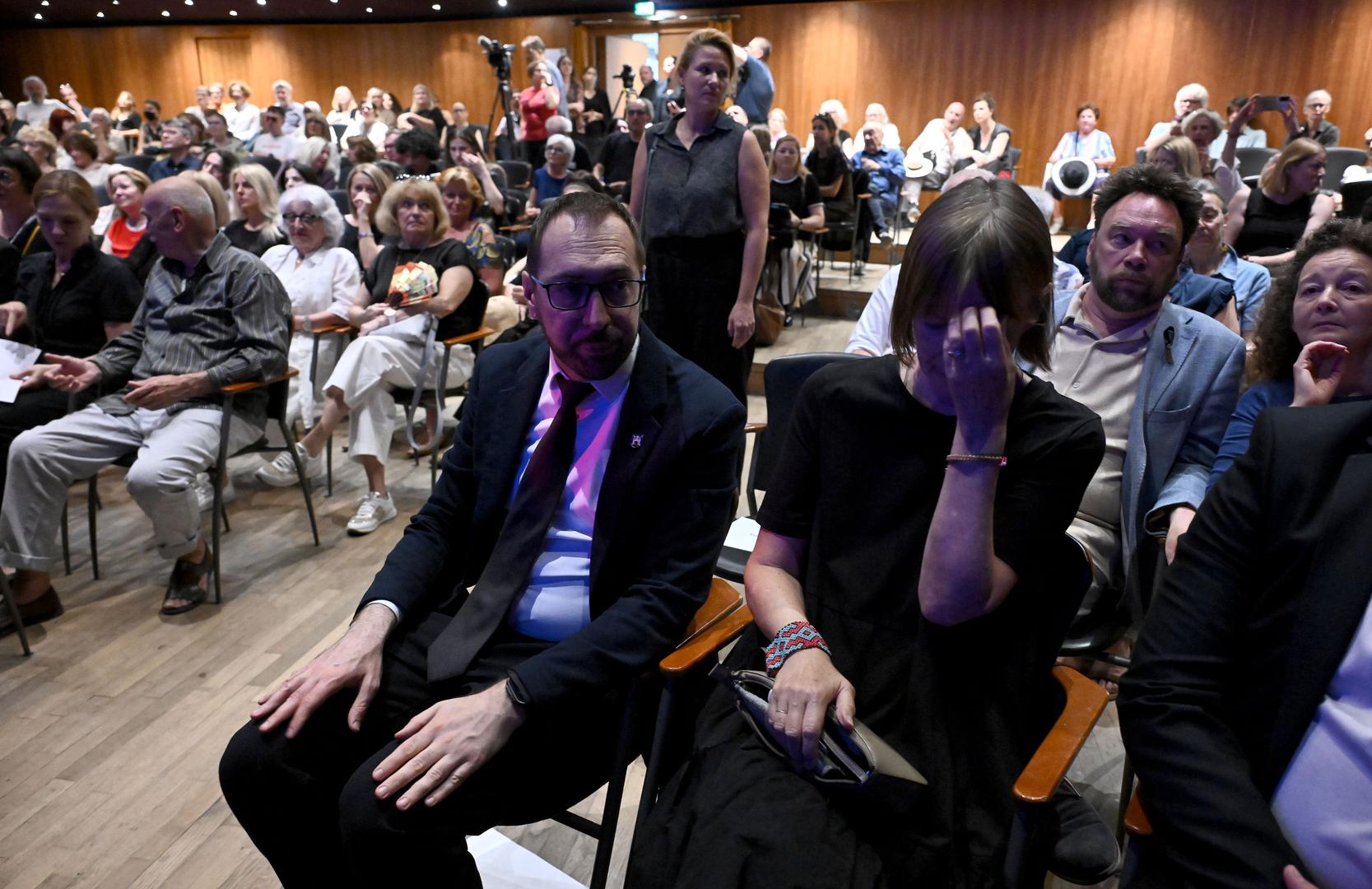 Njen credo, rekla je Pusić, bio je: "Kad život tebe kamenom, ti njega knjigom!"