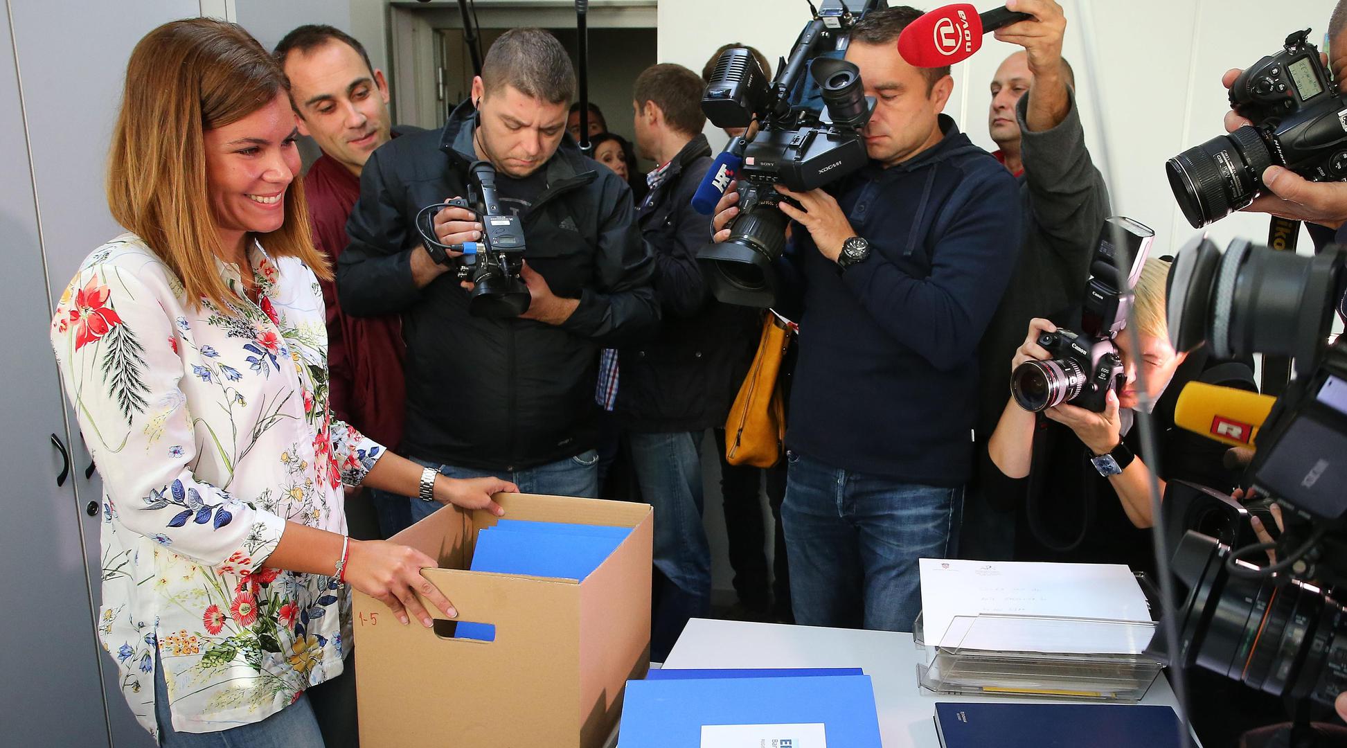 Gužvu u APN-u nisu činili tražitelji subvencioniranih kredita, nego mahom predstavnici medija koji su, kako je rekao direktor APN-a, pozvani kako bi se javnost uvjerila u transparentnost cijelog postupka