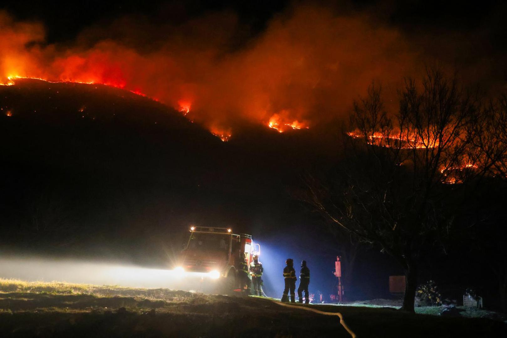 05.02.2025., Susnjevica- Danas oko 15 sati izbio je požar podno Učke, na području Kožljaka, točnije Jasenovika. Gori trava i nisko raslinje, a tamošnje kuće nisu ugrožene. Na terenu je 50 vatrogasaca s 15 vozila.  Photo: Srecko Niketic/PIXSELL