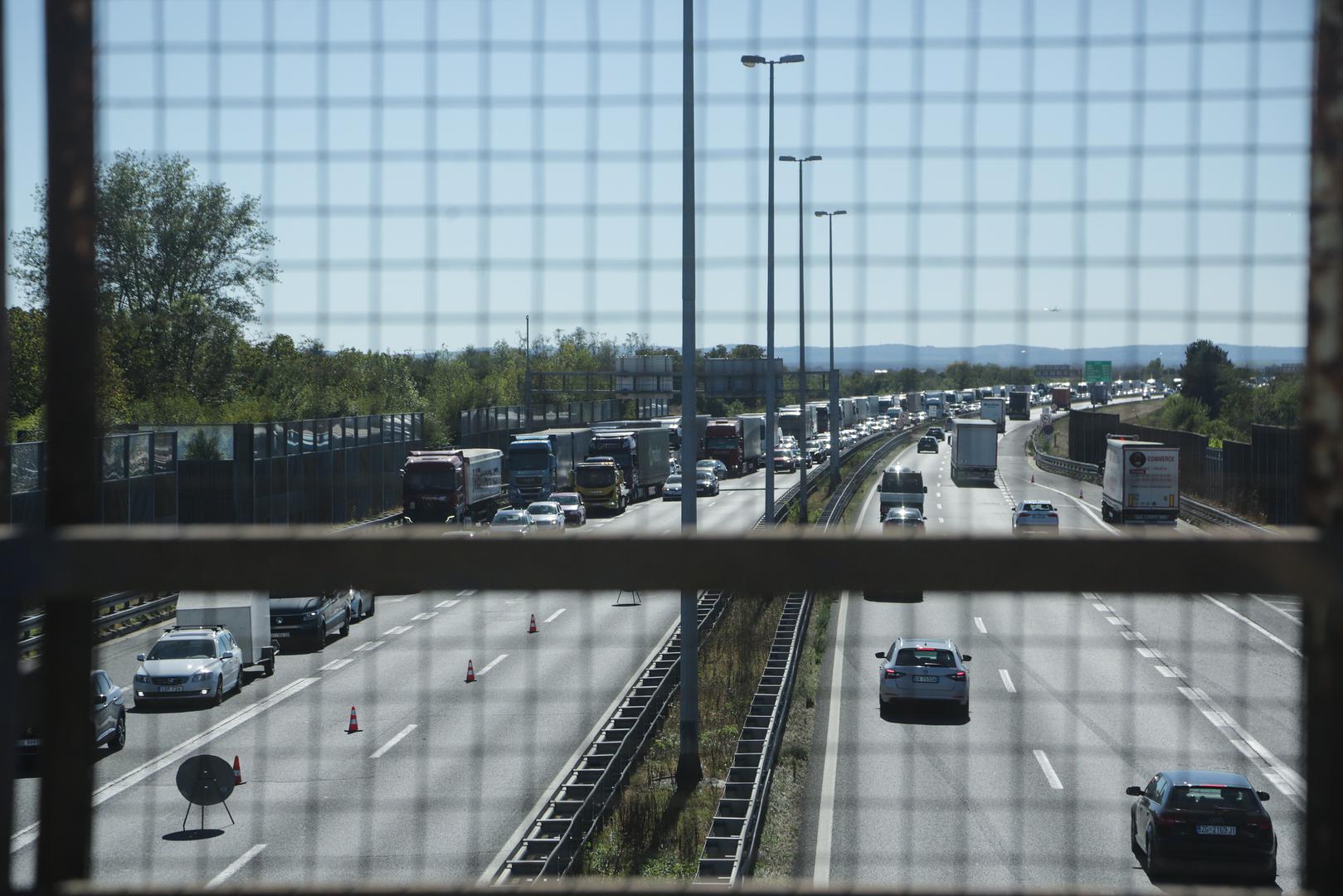 Dodatno usporavanje na A3 stvaraju i radovi kod odmorišta Zagreb, odnosno Plitvice. Ondje se zbog rekonstrukcije u oba smjera prometuje kroz dvije sužene trake, uz ograničenje brzine na 80 kilometara na sat, a završetak radova najavljen je do kraja godine.