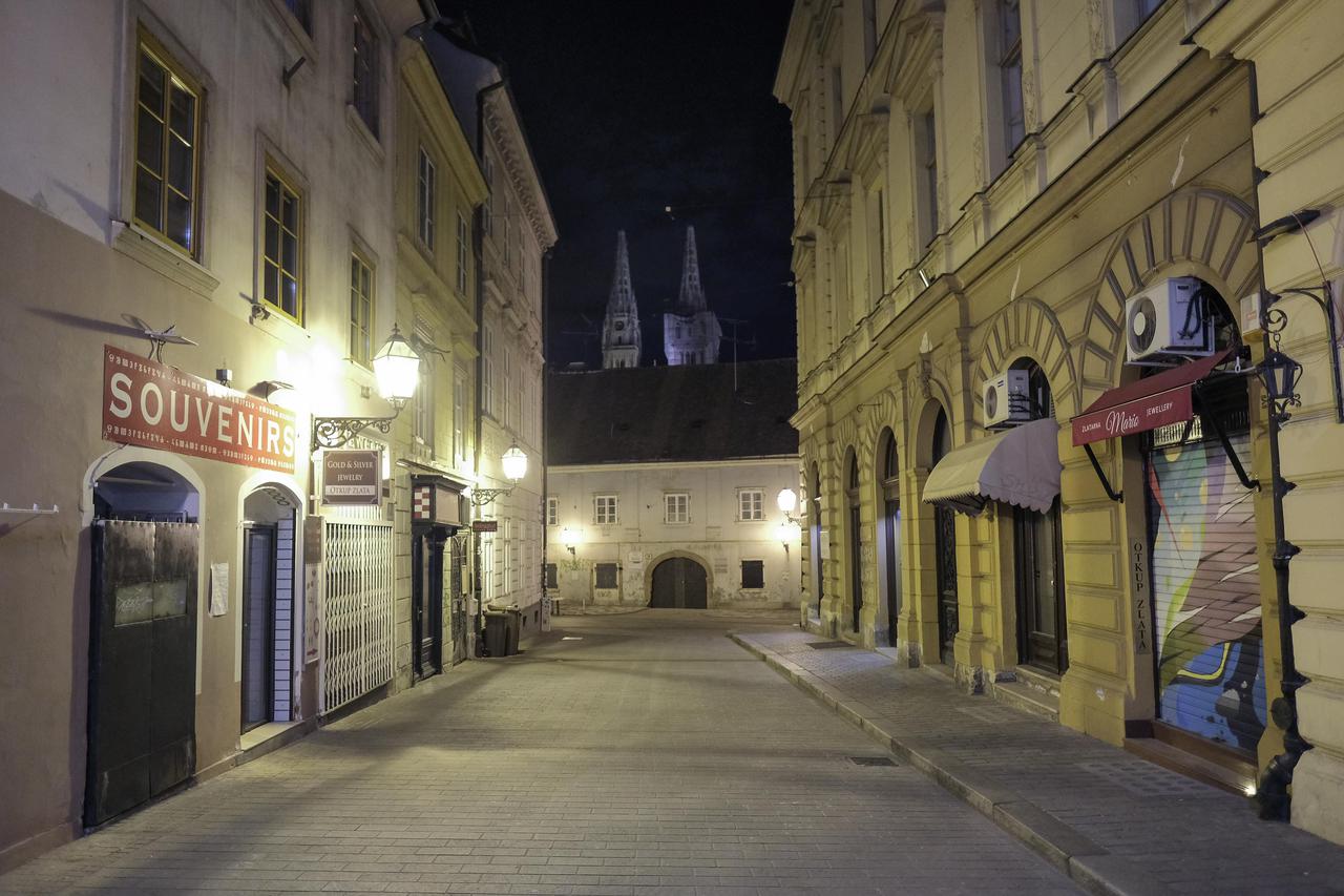Puste ulice grada Zagreba noću tijekom pandemije koronavirusa	