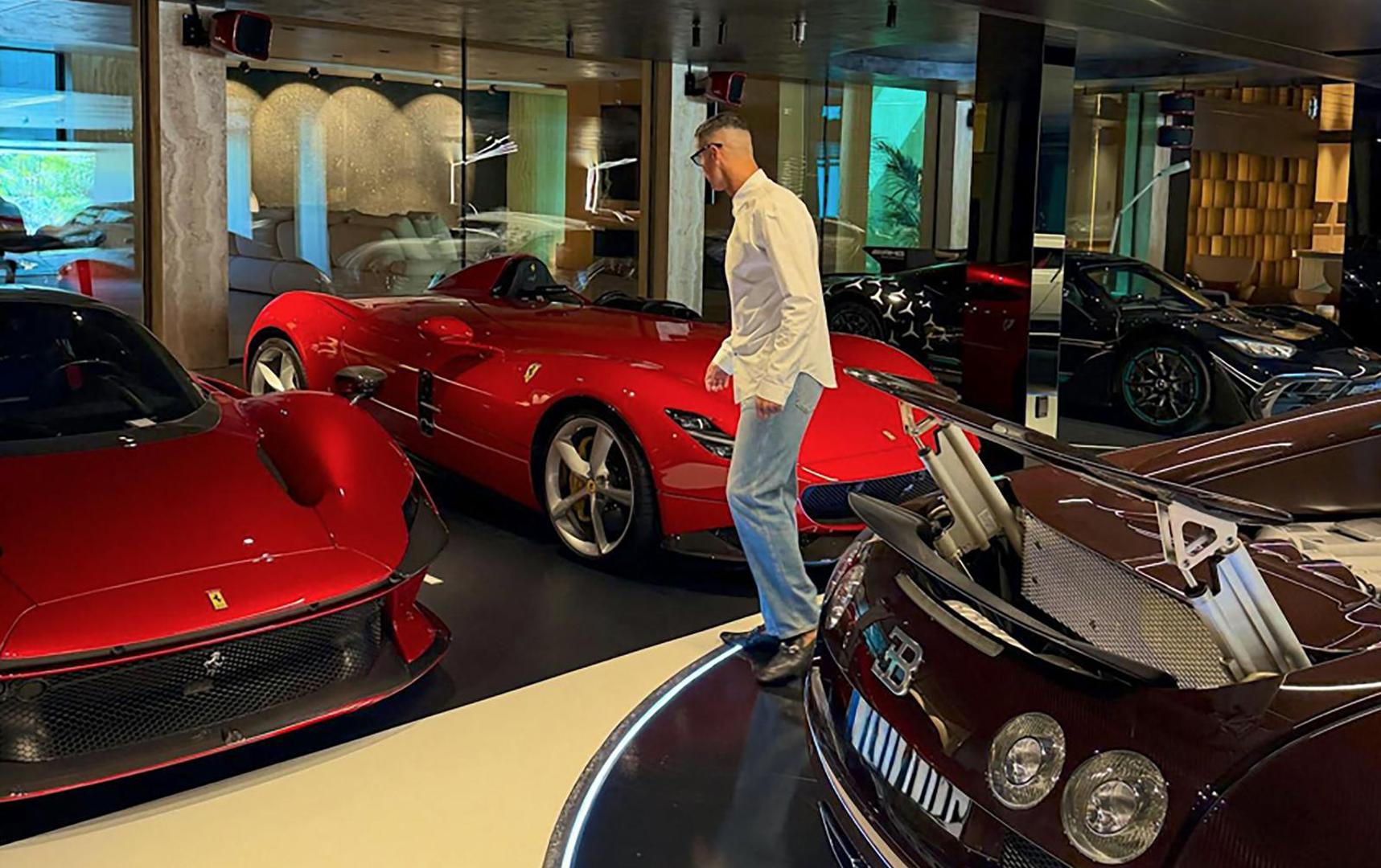Peterostruki osvajač Zlatne lopte posjeduje desetke vozila, uključujući neke od najskupljih i najrjeđih automobila na planetu. Iznimno rijedak Bugatti – među najpoznatijim automobilima u kolekciji igrača kluba Al-Nassr nalazi se nekoliko modela marke Bugatti. Prema automobilističkim medijima, jedan je posebno ekskluzivan – Bugatti Centodieci, model od kojeg u svijetu postoji tek nekoliko primjeraka. 