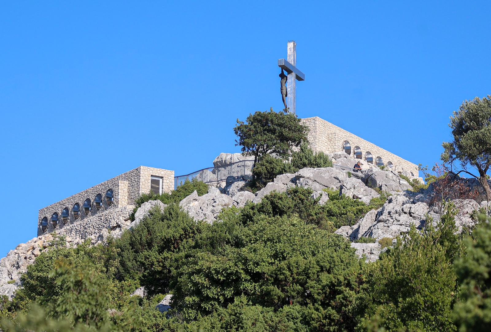 Da bi vjetroorgulje zasvirale, potrebna je minimalna brzina vjetra od 20 km/h. Tri zasebne betonske konstrukcije, svaka s po sedam svirala od inoksa, okrenute su prema trima dominantnim vjetrovima. Jedne hvataju maestral s pučine, druge jugo iz smjera Neretve, a treće buru koja se spušta prema Rogotinu. 