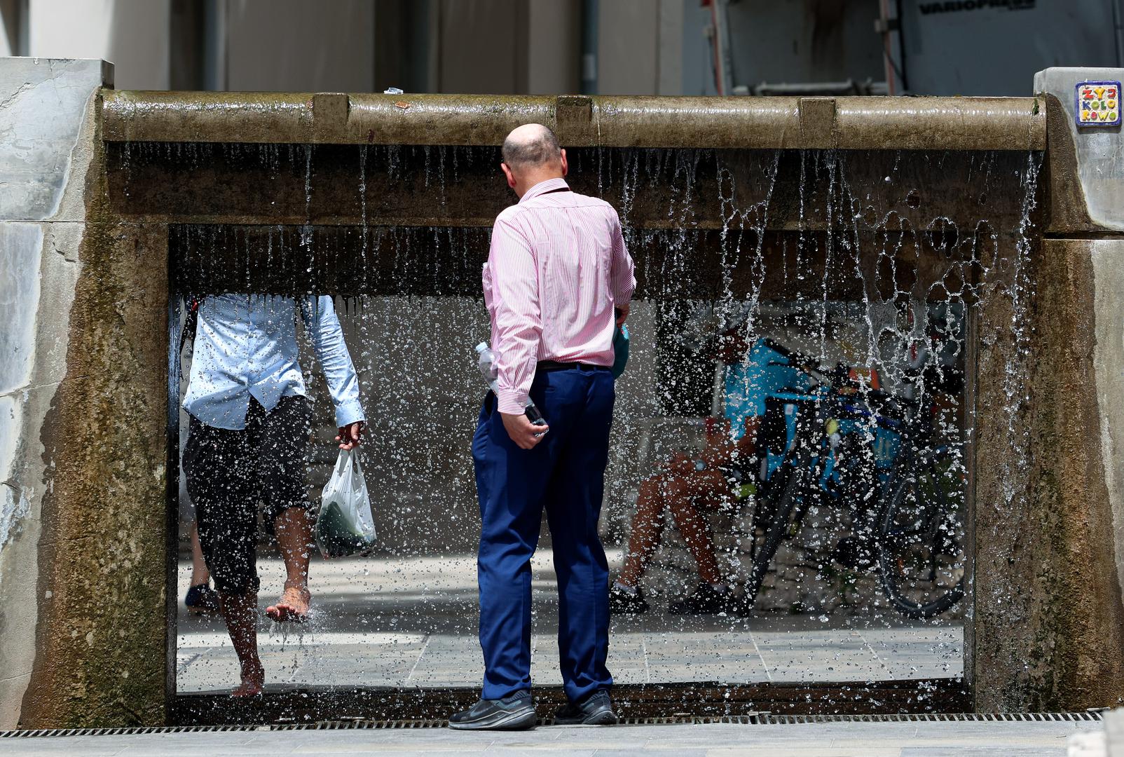 Liječnici i meteorolozi apeliraju na građane da piju puno vode, izbjegavaju tešku i masnu hranu, te da se ne izlažu direktnom suncu između 10 i 16 sati. 