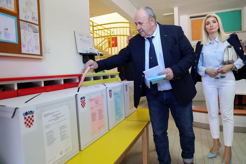Split: Željko Kerum u pratnji supruge izašao na biralište i glasovao