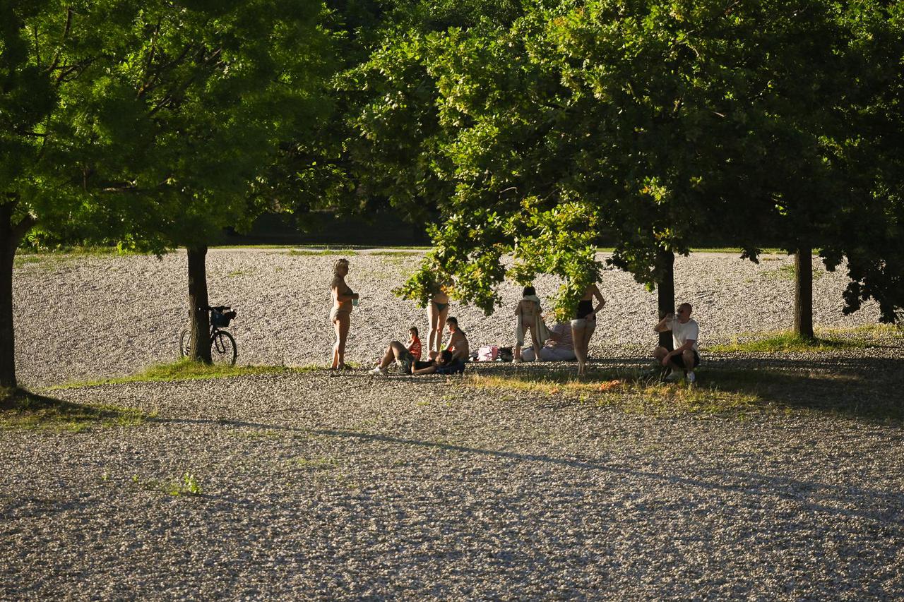Zagreb: Vruća večer izmamila građane na Bundek