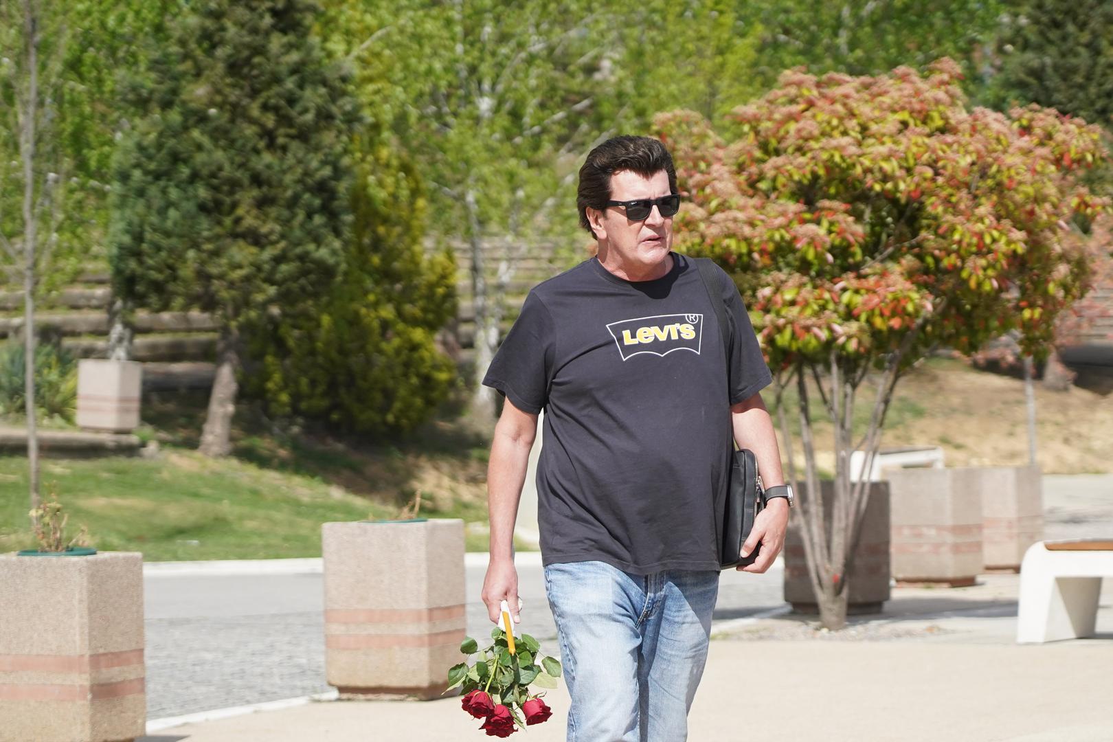 - Predala sam zahtjev da Slađana Milošević, jedna takva umjetnica, bude sahranjena u Aleji zaslužnih građana. I njezin brat ima istu želju, ali čekamo na odobrenje zahtjeva koji sam uputila Aleksandru Šapiću. Još uvijek nemamo nikakve informacije -, rekla je Jelena Tinska za "Blic"