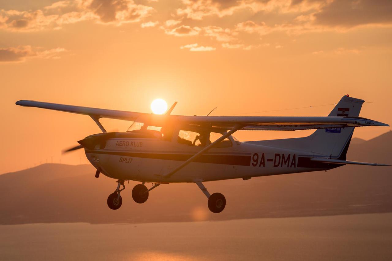 Zrakoplov Cessna 172 u letu