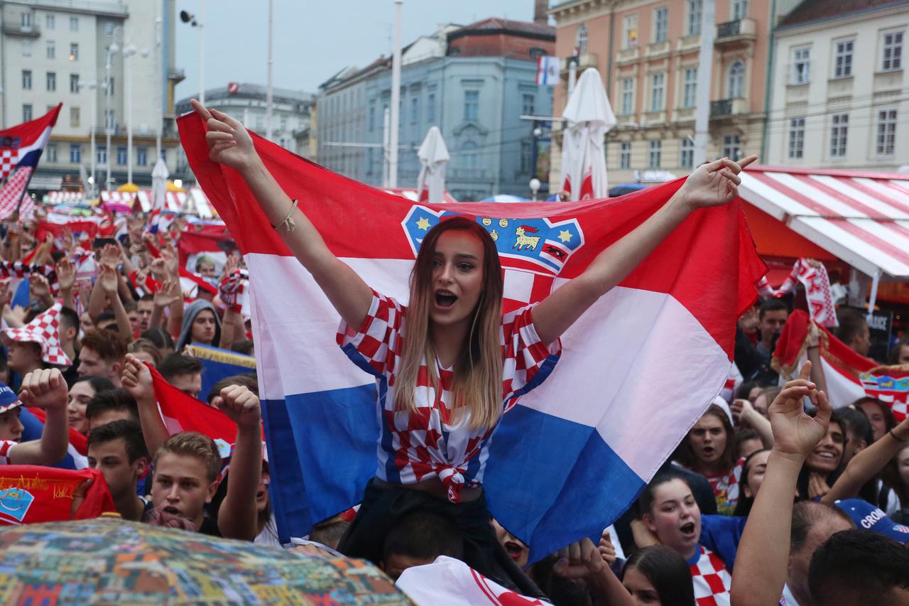 Zagreb: Navijači na Trgu gledaju polufinalnu utakmicu između Hrvatske i Engleske