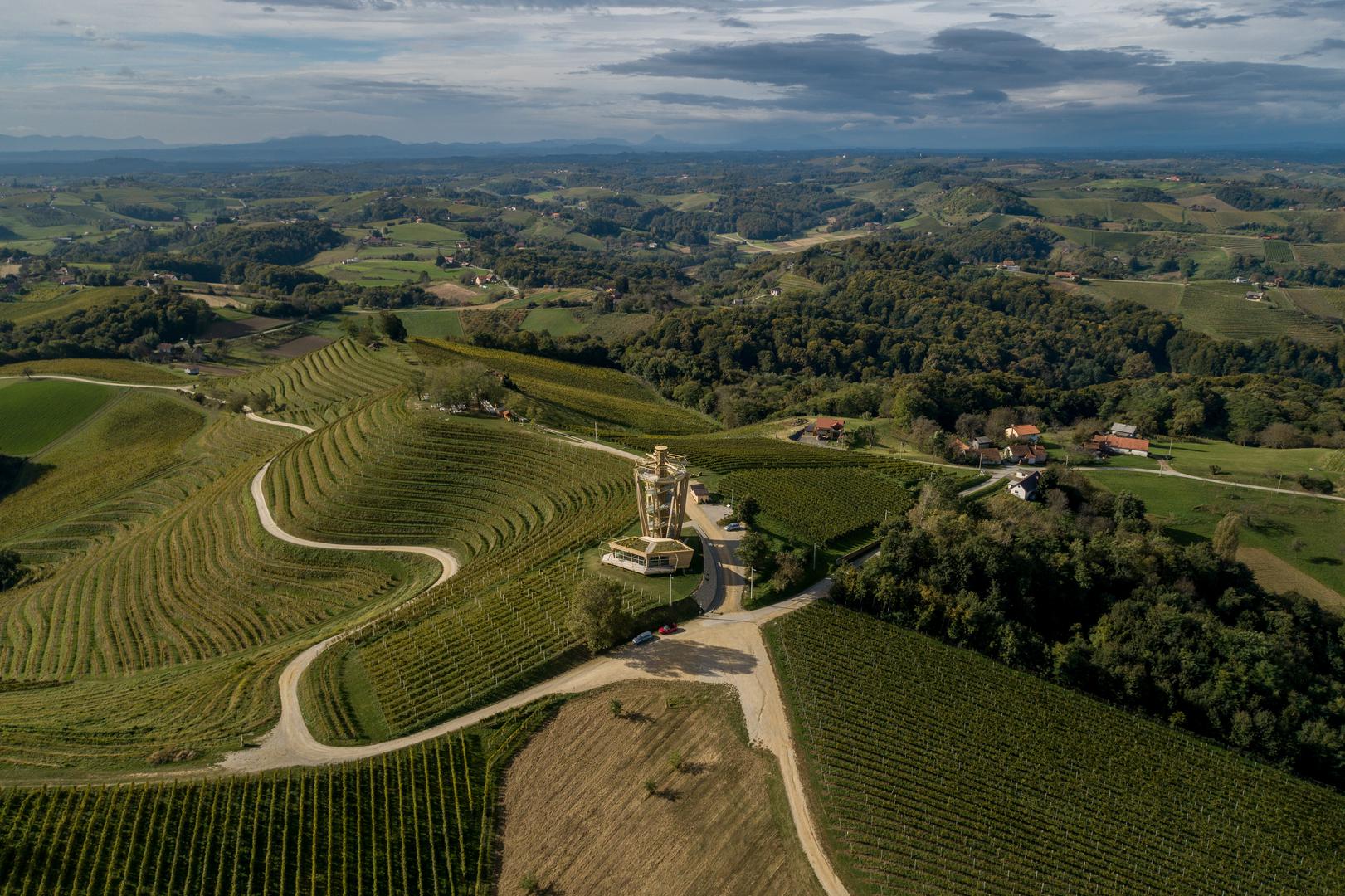 Jedan od najpoznatijih turističkih bisera Međimurja svakako je Mađerkin breg. Ovaj atraktivni vidikovac nudi spektakularan pogled na čak pet država - Sloveniju, Mađarsku, Slovačku, Austriju i Hrvatsku. Omiljeno je odredište mnogih biciklista, pješaka i izletnika željnih prirodnih ljepota.