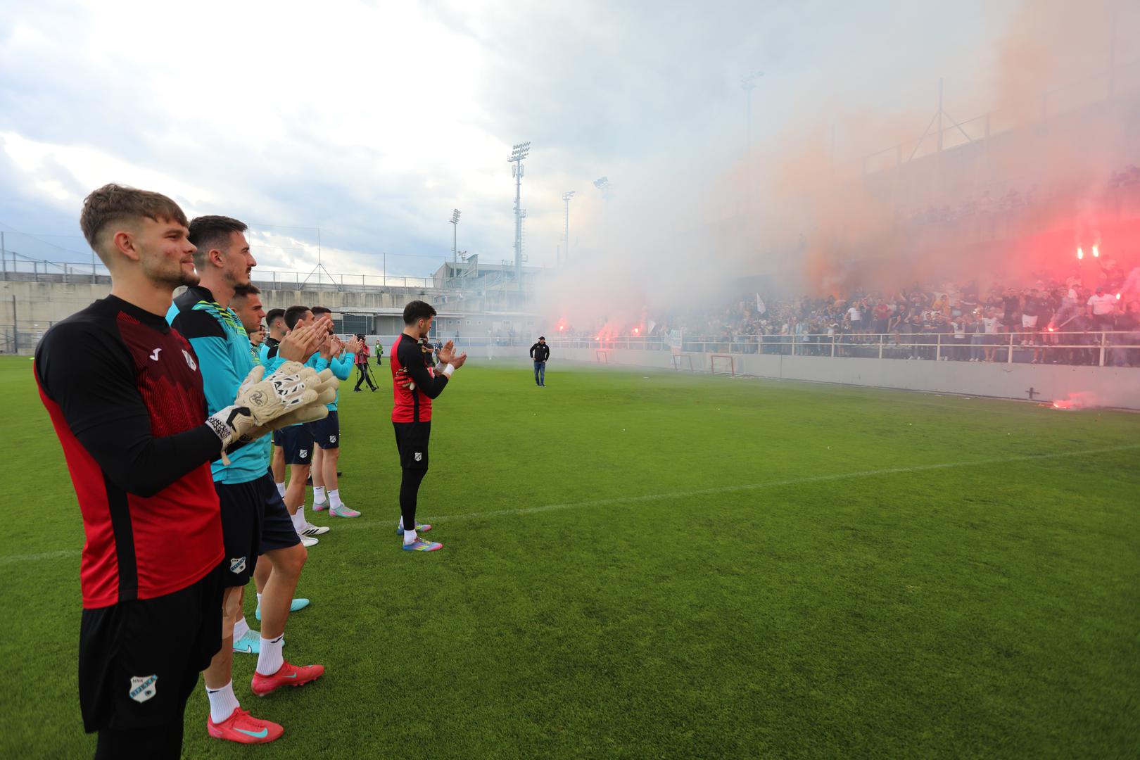 Dan uoči velike bitke za titulu prvaka, navijači Rijeke stigli su na zadnji trening. Prema najavama, više od 3 tisuće navijača okupili su se kako bi Riječanima dali podršku...