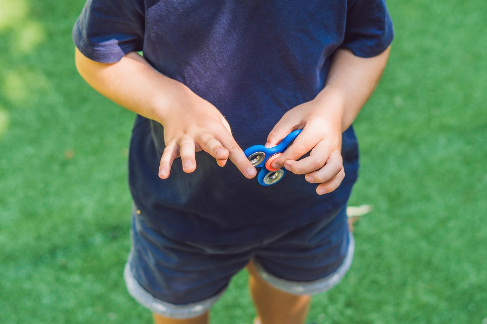Dijete s ASD-om može se opirati grljenju i radije se igra samo te se povlači u svoj svijet.