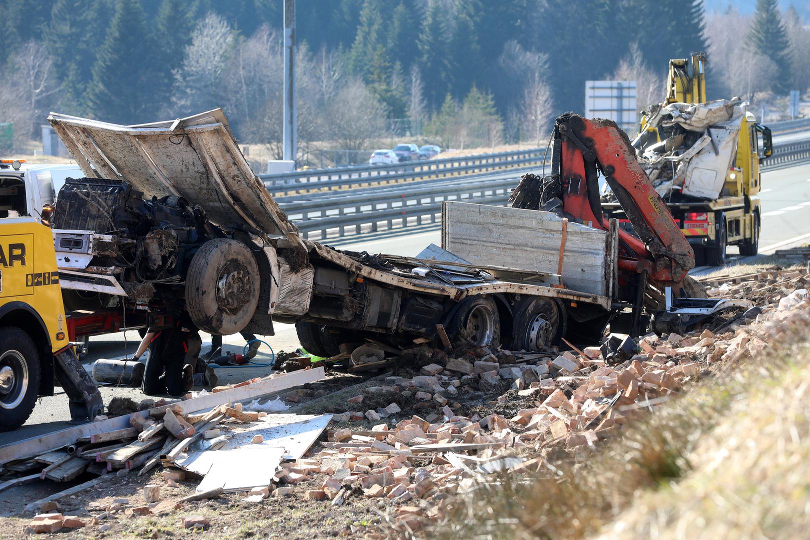 Na teren su izašli i vatrogasci koji su unesrećene izvukli iz vozila, nakon čega su helikopterom prevezeni na KBC Sušak u Rijeci. 