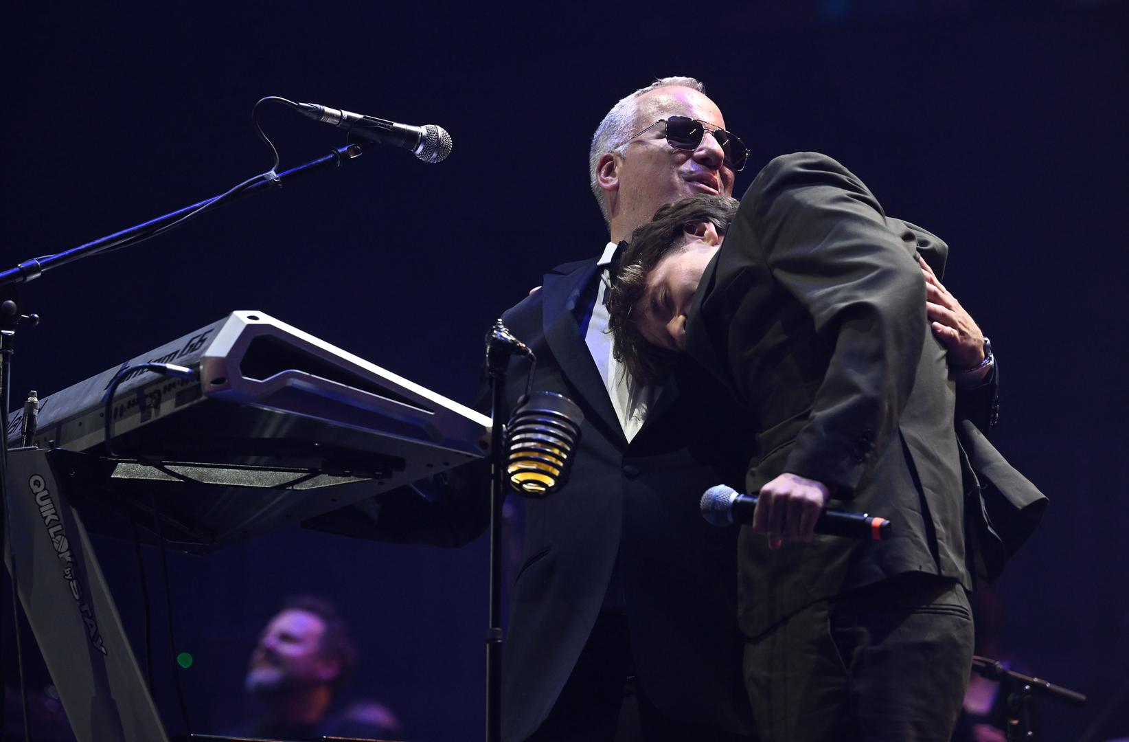 "On je već velika zvijezda, a ja mu predviđam da će postati i najveća na ovim prostorima. Sada ću pred punom Arenom nešto obećati. Budući da radim pjesme, obećavam jednu pokloniti Jakovu. Kada sve prođe, posvetit ću se pisanju, to će biti moj poklon, od mene za tebe", rekao je Matić.