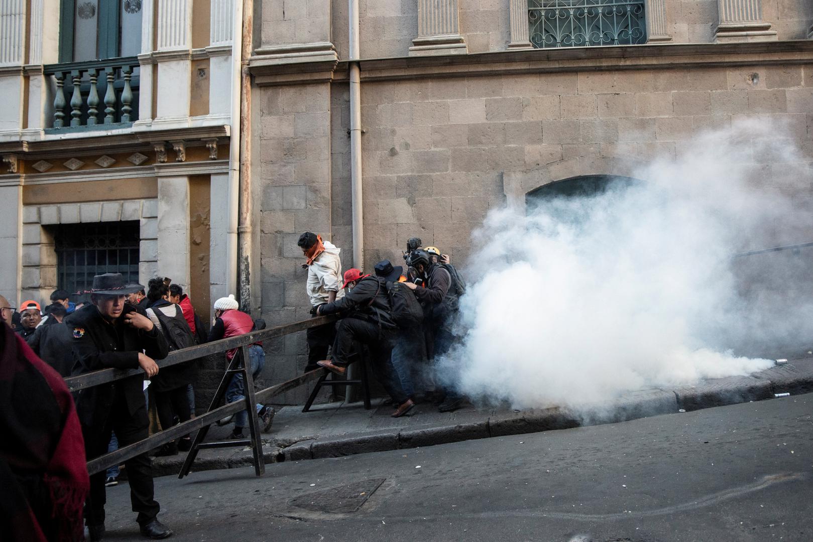 Zuniga je nedavno rekao da se Morales ne bi trebao moći vratiti kao predsjednik i zaprijetio da će ga blokirati ako to pokuša, što je navelo Arcea da smijeni Zunigu s dužnosti.