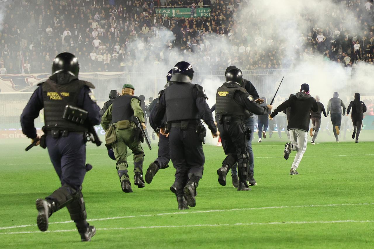 Kaos na Poljudu: Torcida upala na teren, igrači pobjegli u tunel! Specijalci tjerali huligane