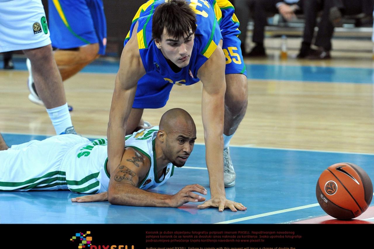 '26.10.2011., Arena Zagreb, Zagreb - Euroliga, 2. kolo, KK Zagreb CO - Panathinaikos. Dario Saric, David Logan.  Photo: Goran Stanzl/PIXSELL'
