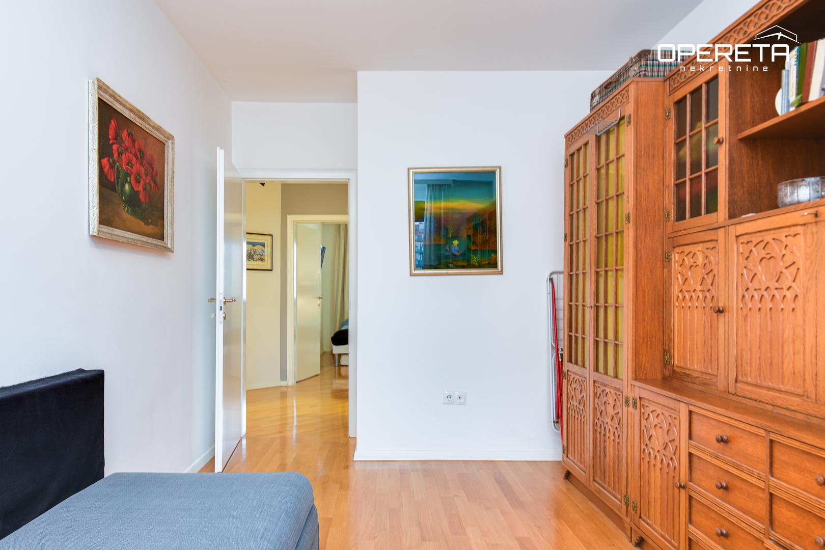 U cijenu stana uključena je i garaža smještena na -3 etaži, a postoji mogućnost kupnje dodatne garaže.