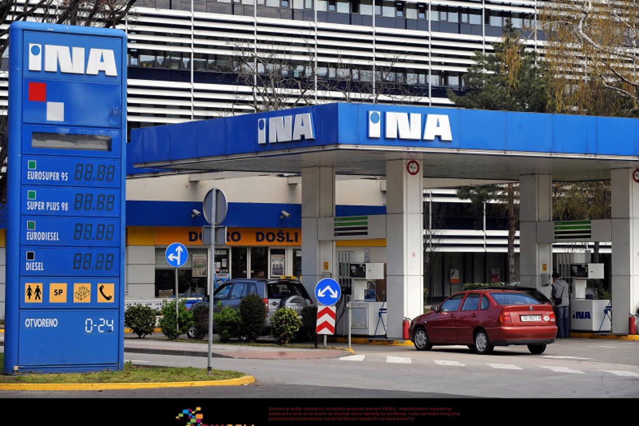 '06.04.2010., Miramarska, INA benzinska postaja - Od danas opet je poskupjelo gorivo na INA-inim benzinskim postajama.  Photo: Goran Stanzl/PIXSELL'