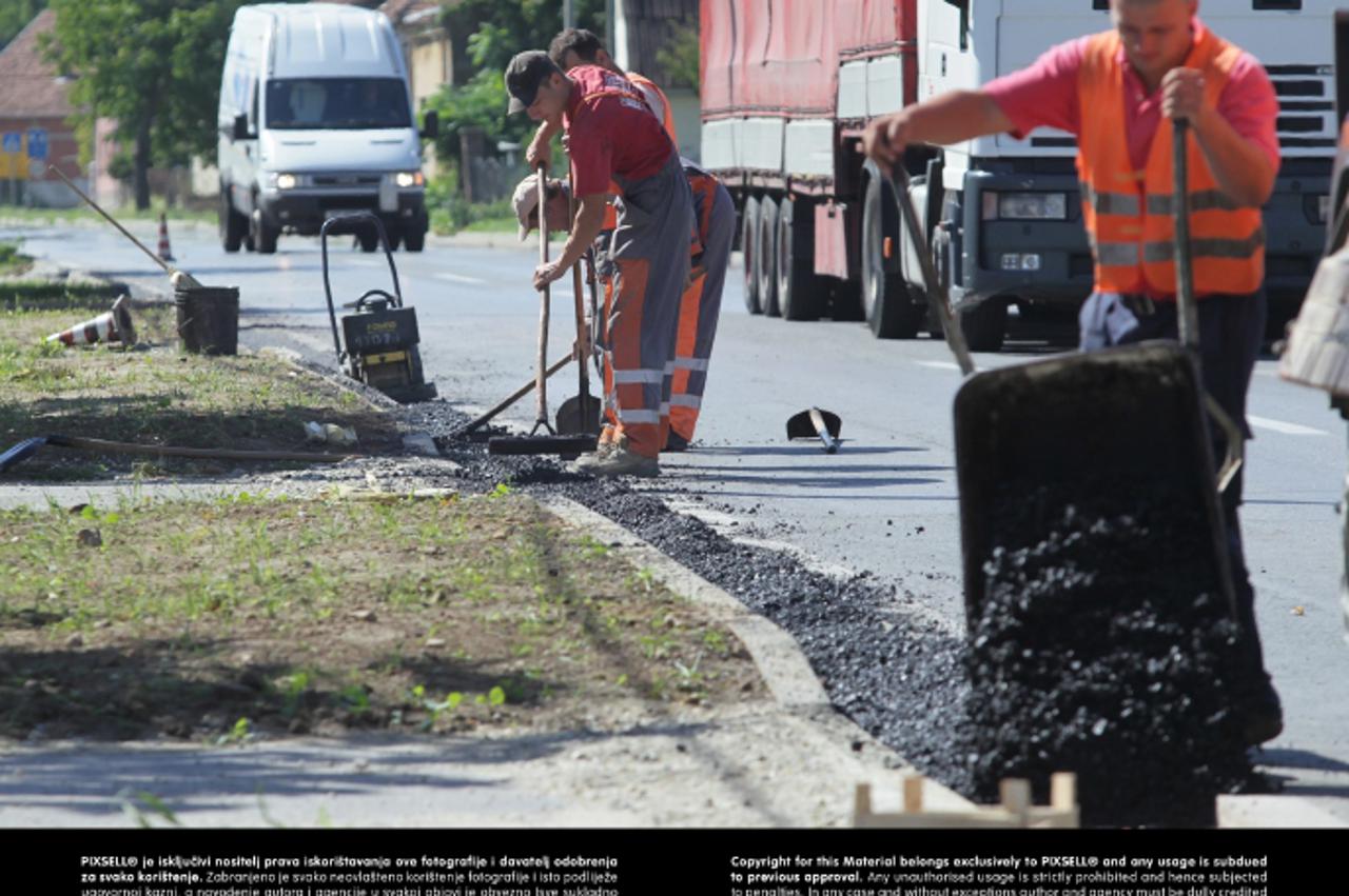 '10.08.2011., Koprivnica - Radnici Poduzeca za ceste Varazdin asfaltiraju Drzavnu cestu D2, odnosno Podravsku magistralu, u Novigradu Podravskom. Prometnica je prosirena za metar, a nakon sto asfaltir
