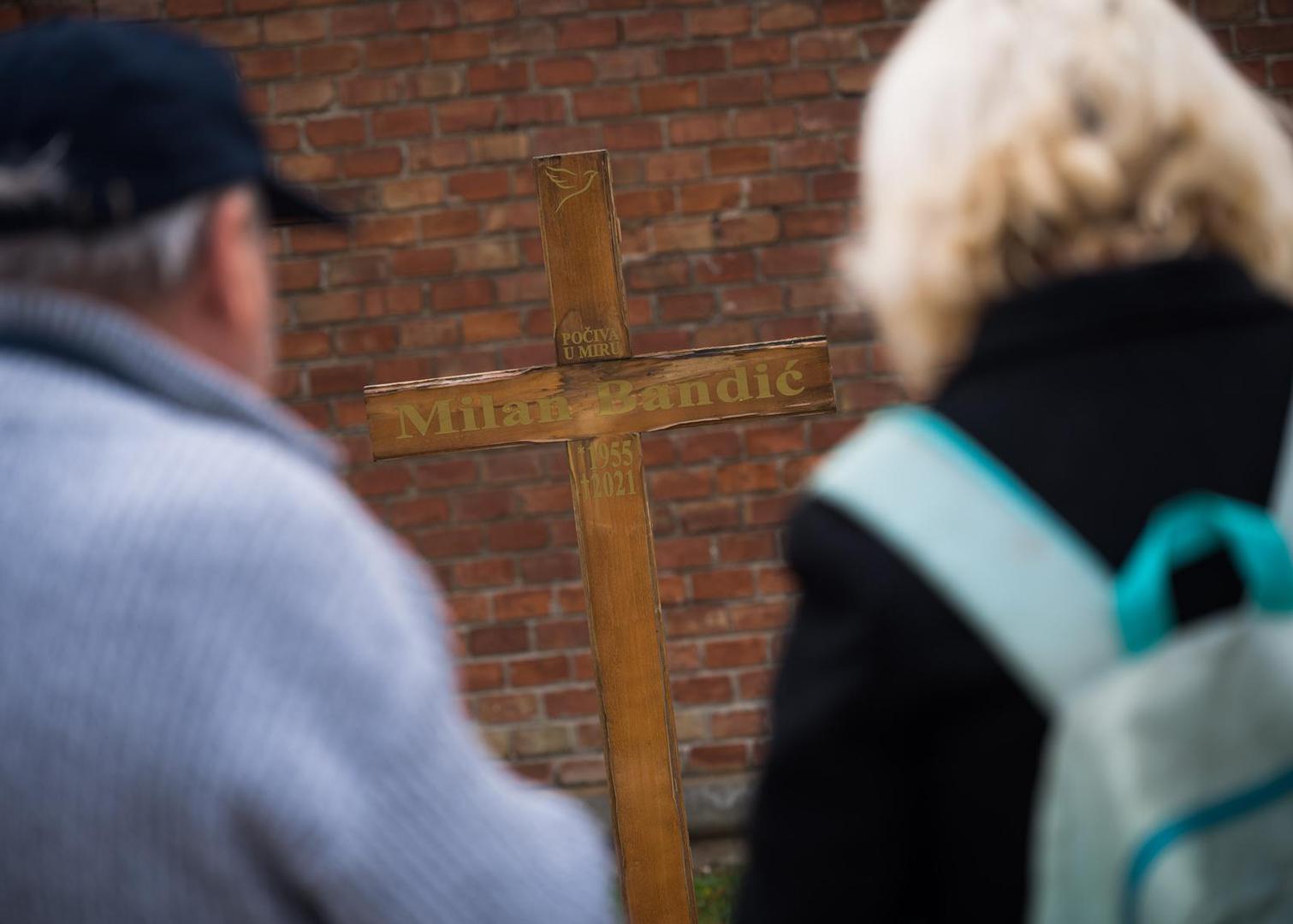 Dio njih zaustavio se i kod groba pokojnog gradonačelnika Milana Bandića. Veći broj lampaša, svijeća s likom Isusa Krista te uz cvjetne aranžmane dva posebna: 