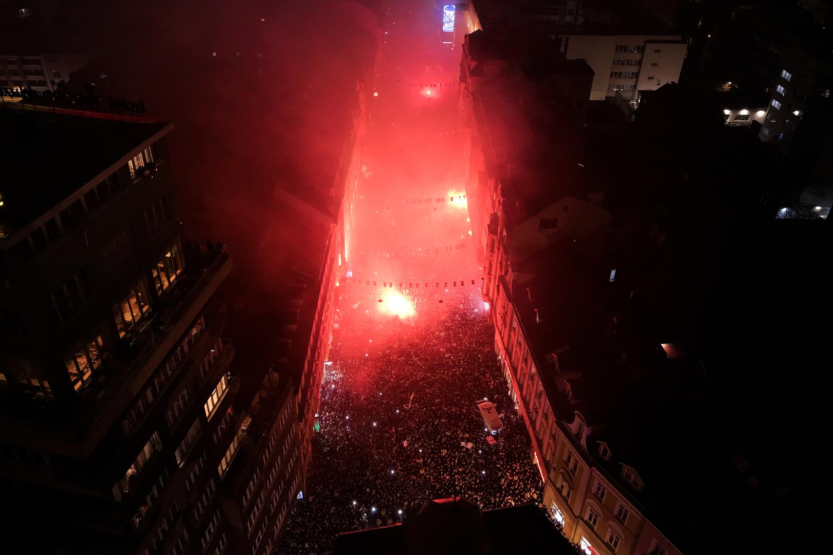 Program je vodio legendarni komentator Sabahudin Topalbećirević, a najveće ovacije, očekivano, dobili su izbornik Sergej Barbarez i kapetan Edin Džeko. Barbarez se prvi obratio masi. "Hvala vam na ovome, na ovim trenucima, što ste nas podržavali dvije godine. Sve komplimente mogu dobiti ovi momci, jer su oni sve ovo izgurali", poručio je emotivni izbornik. A onda je na red došao kapetan. Džeko je izašao pred mikrofon i, baš kao i na povijesnom dočeku 2013. godine, zagrmio: "Vozdra, Rajvosa!".