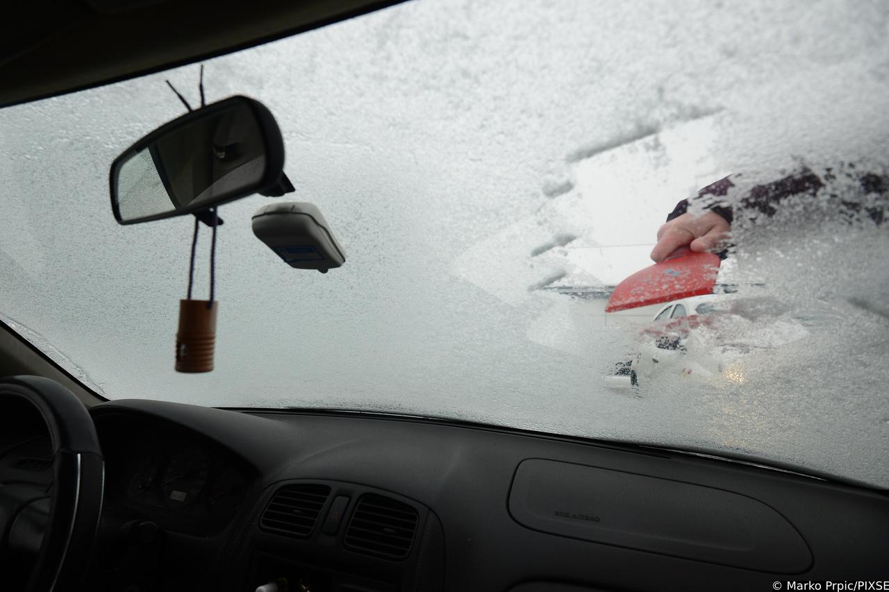 Struganja leda s automobilskih stakala
