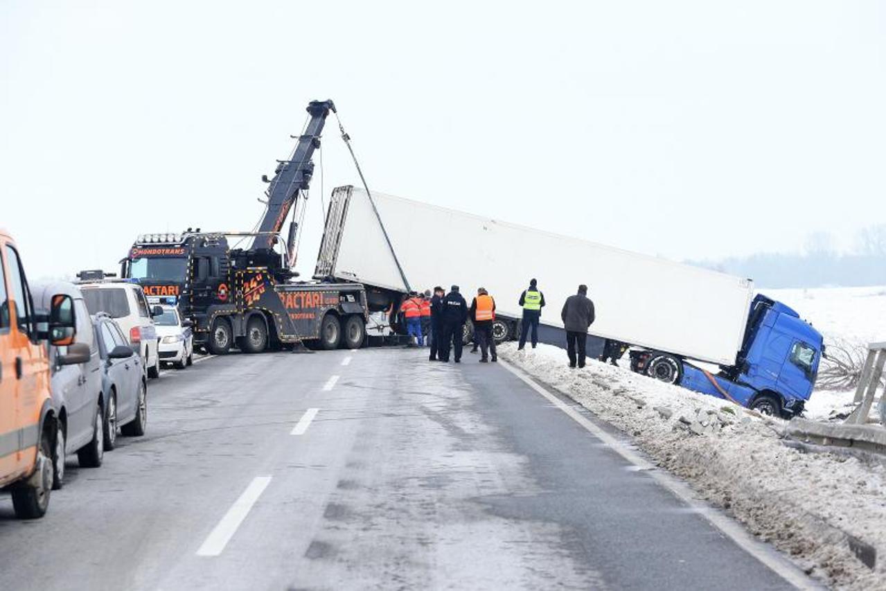 kamion sletio s ceste