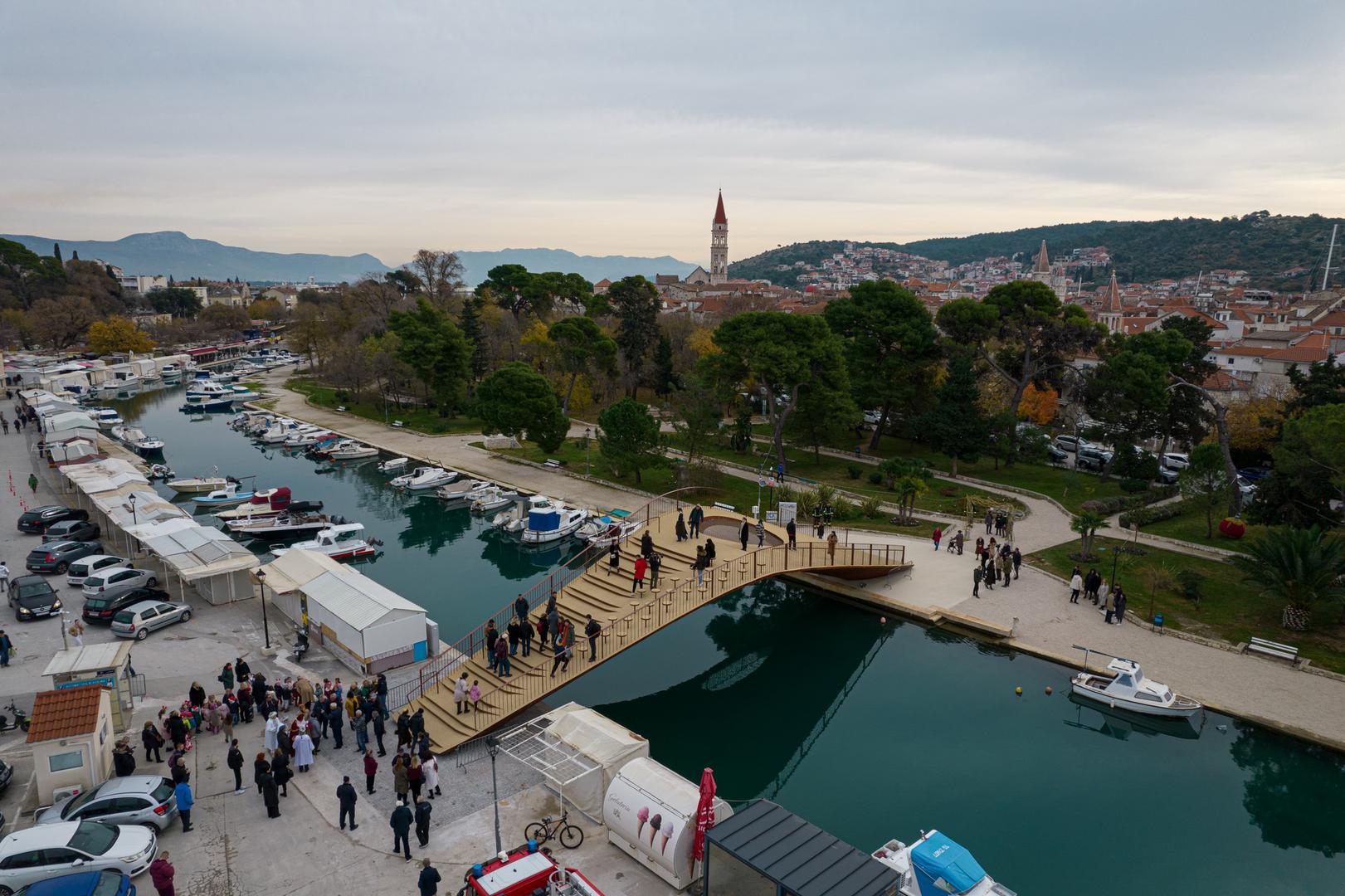 ''Prva su ga “testirala” djeca iz trogirskog vrtića Vrabac koje je nenajavljeno iznenadio Sv. Nikola na njihovo opće oduševljenje, a vrlo brzo i ostali građani i prolaznici'', objavio je Grad Trogir. 