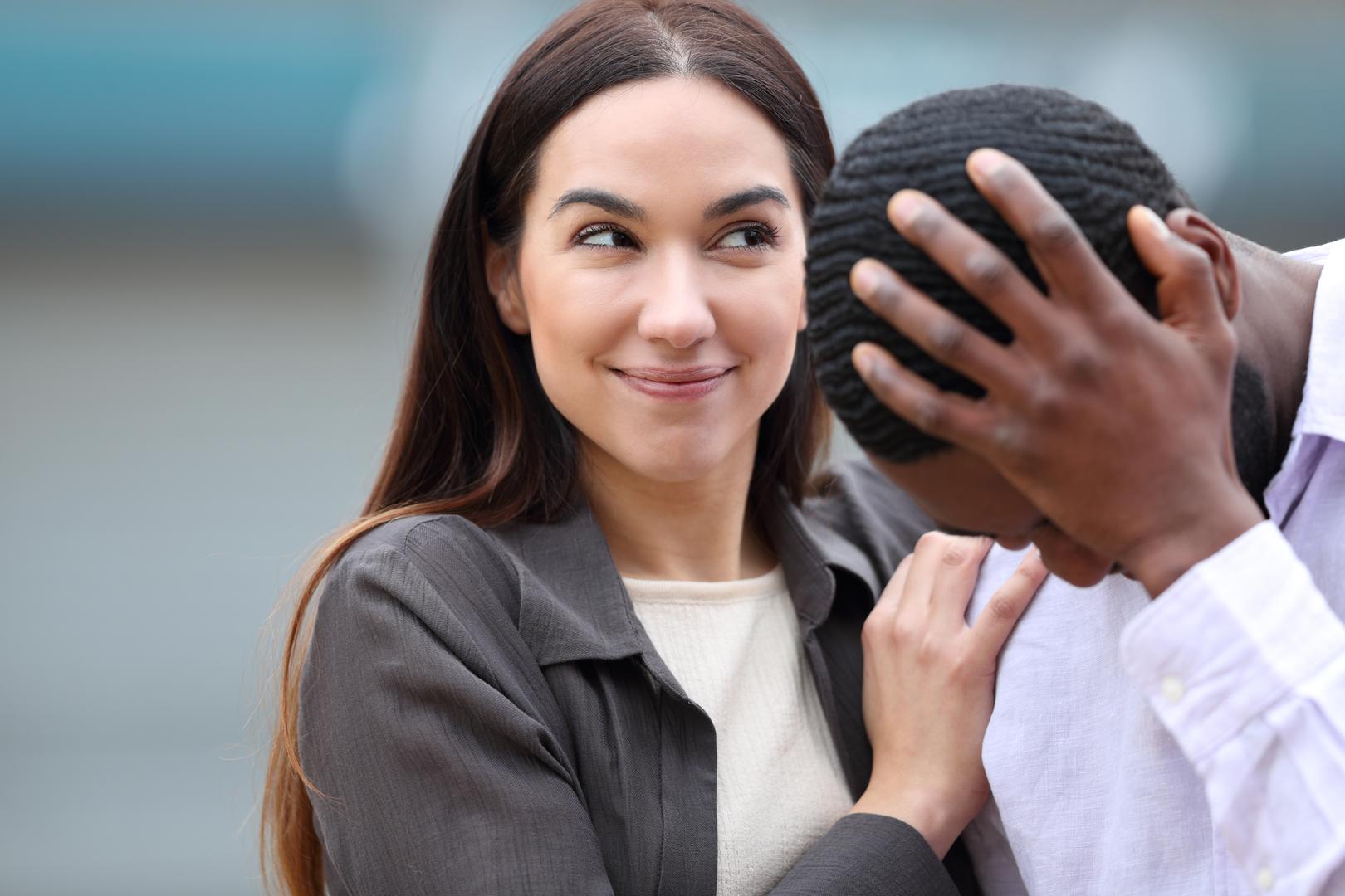 Škorpion: Ništa nije onako kako se čini kada imate posla sa Škorpionom. Njima ‘vlada Mars, planet akcije, ali to je više pasivno’, kaže Crescent, ‘Škorpioni najbolje funkcioniraju iza kulisa - oni su utjelovljenje kretanja u tišini’.  U isto vrijeme, Škorpioni su zaštitnički nastrojeni, odmjereni i nepovjerljivi prema drugima. ‘Zbog toga osjećaju da je lukavstvo neophodno sredstvo u životu’, kaže Gordon. Također ih je lako razljutiti i redovito traže odmazdu—pa kad vas Škorpion želi uhvatiti, ništa ih neće zaustaviti. ‘Ako to uključuje i raditi nešto iza nečijih leđa, oni su sposobni pasti tako nisko’, kaže astrologinja Linda Berry.