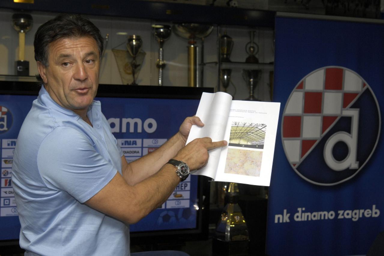 'sport  Zagreb, 24.07.2009.  Zdravko Mamic, izvrsni dopredsjednik NK Dinamo tijekom konferencije za novinare odrzane u klupskim prostorijama pokazuje dokumente o stanju kompleksa Svetice. Photo: Sasa 