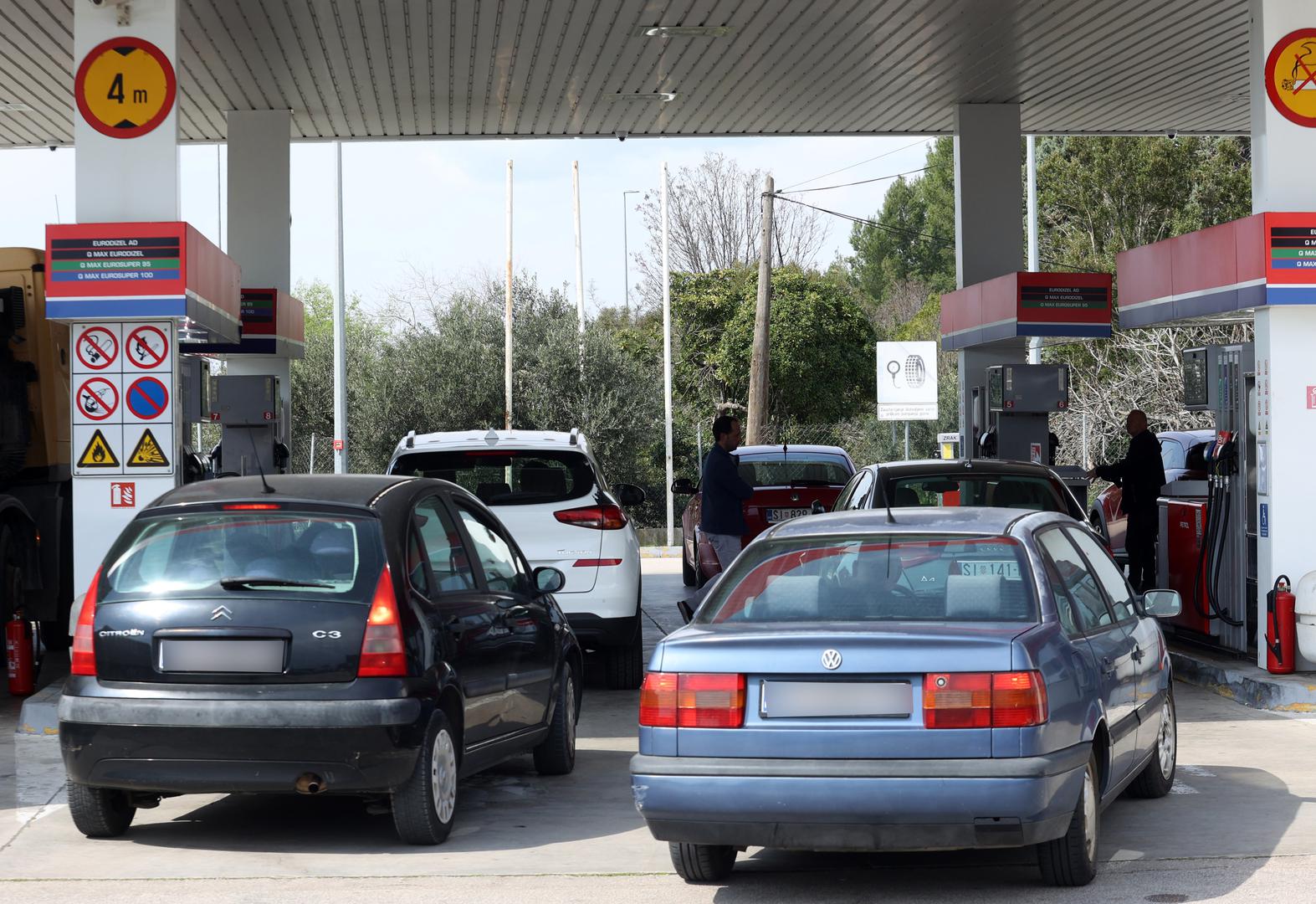 U Ini su za Večernji list to objasnili ovako: "Ako dođe do povremene nedostupnosti pojedinih goriva na određenim maloprodajnim mjestima, to je rezultat povećane potražnje, koja je dijelom potaknuta reakcijama potrošača na aktualna zbivanja. Opskrba je stabilna te INA poduzima sve potrebne korake kako bi osigurala kontinuitet isporuke na svojim lokacijama.