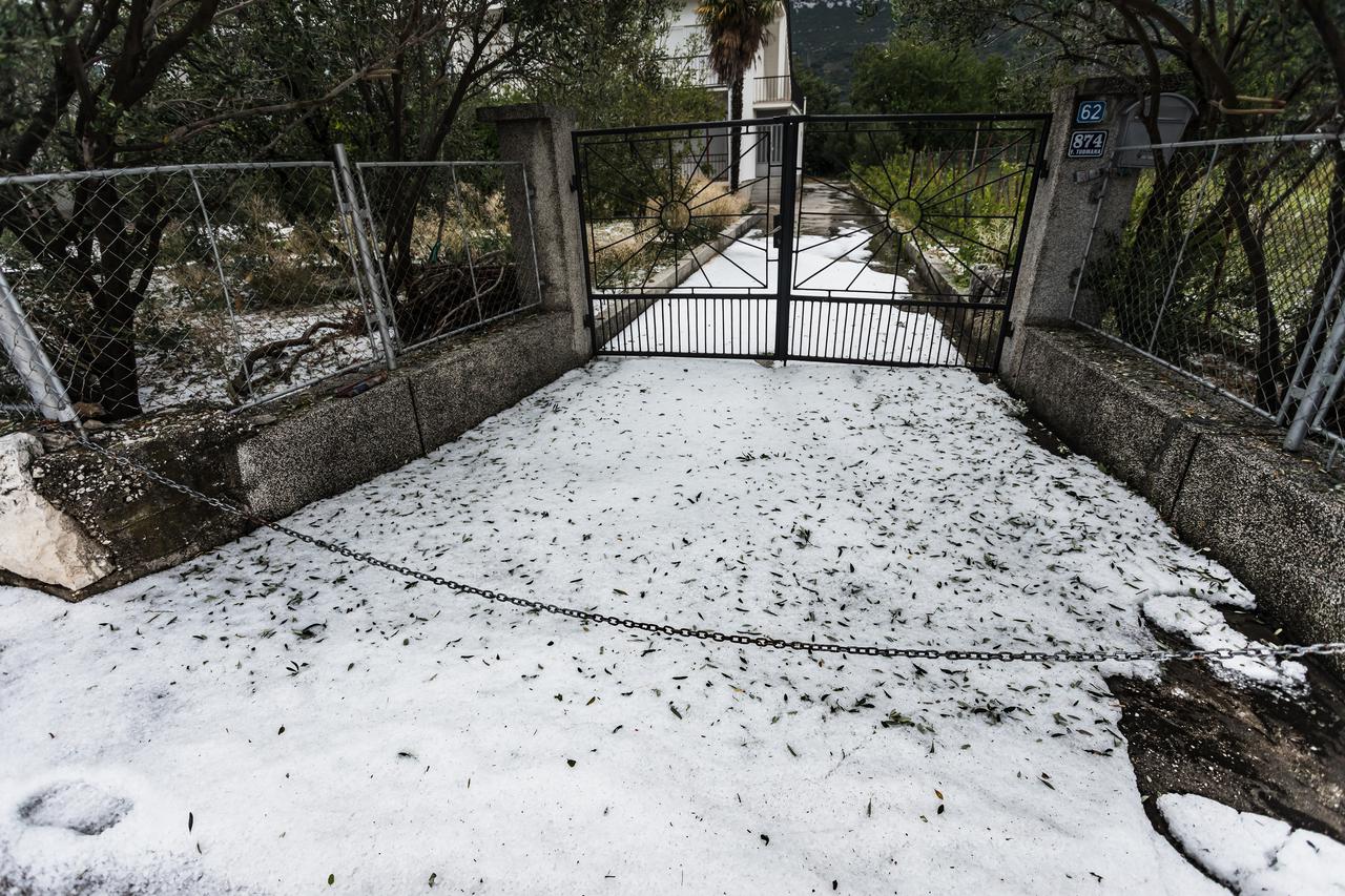 Grmljavinsko nevrijeme s tučom zahvatilo Kaštela