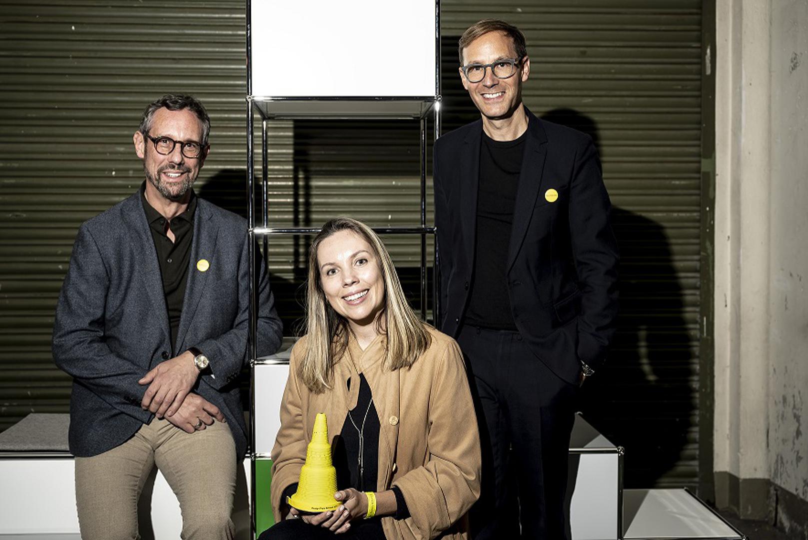 (s lijeva na desno) Roger Furrer (direktor marketinga), Cristiane Kopp (menadžer održivosti) i Alain Reymond (voditelj upravljanja dizajnom) iz Laufena oduševljeni su vrhunskom nagradom za Save! wc školjku