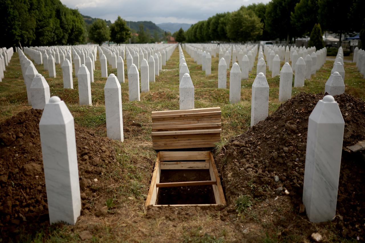 Grobovi za sedam novih identificiranih žrtvi genocida spremni za ukop u memorijalnom centru u Potočarima