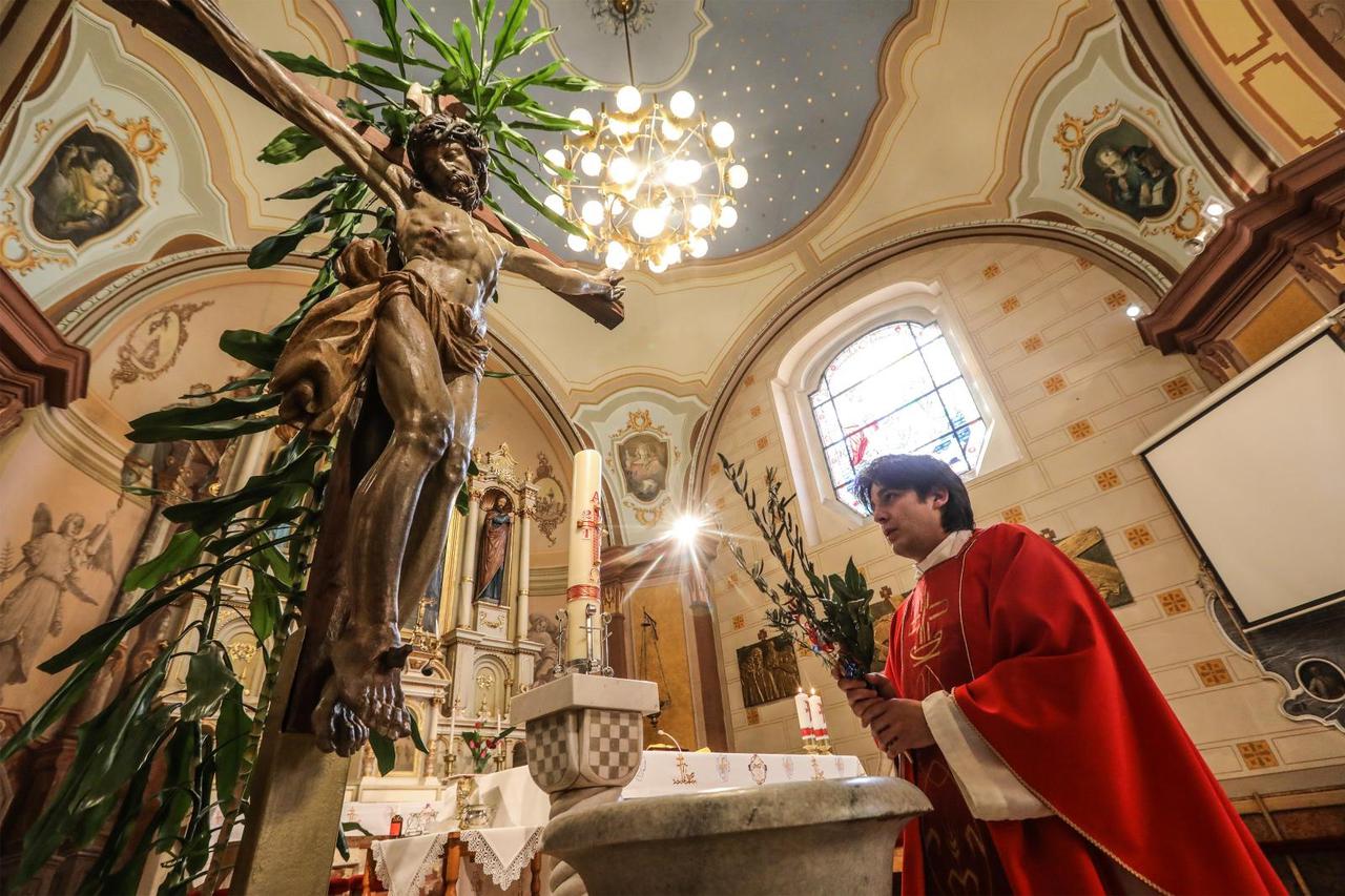 U crkvi Uznesenja Majke Božje Stenjevečke misno slavlje održano bez vjernika i procesije