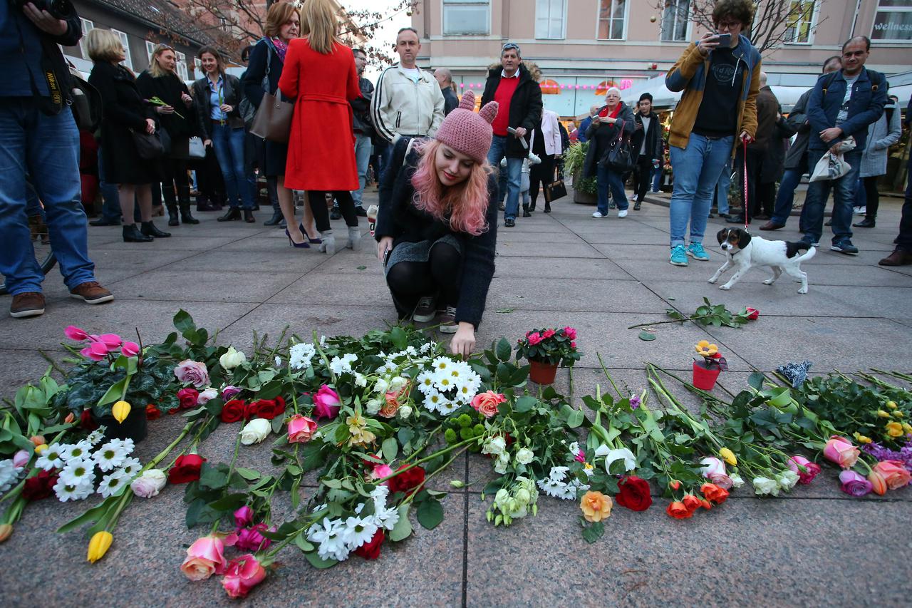 23.11.2016., Zagreb - Gradjani revoltirani najnovijim potezom gradonacelnika Milana Bandica vezano uz cvjecarne na Cvjetnom, organizirali su prosvjed Cvijet za Cvjetni gdje su ostavljali cvijece na plocnik.  Photo: Jurica Galoic/PIXSELL